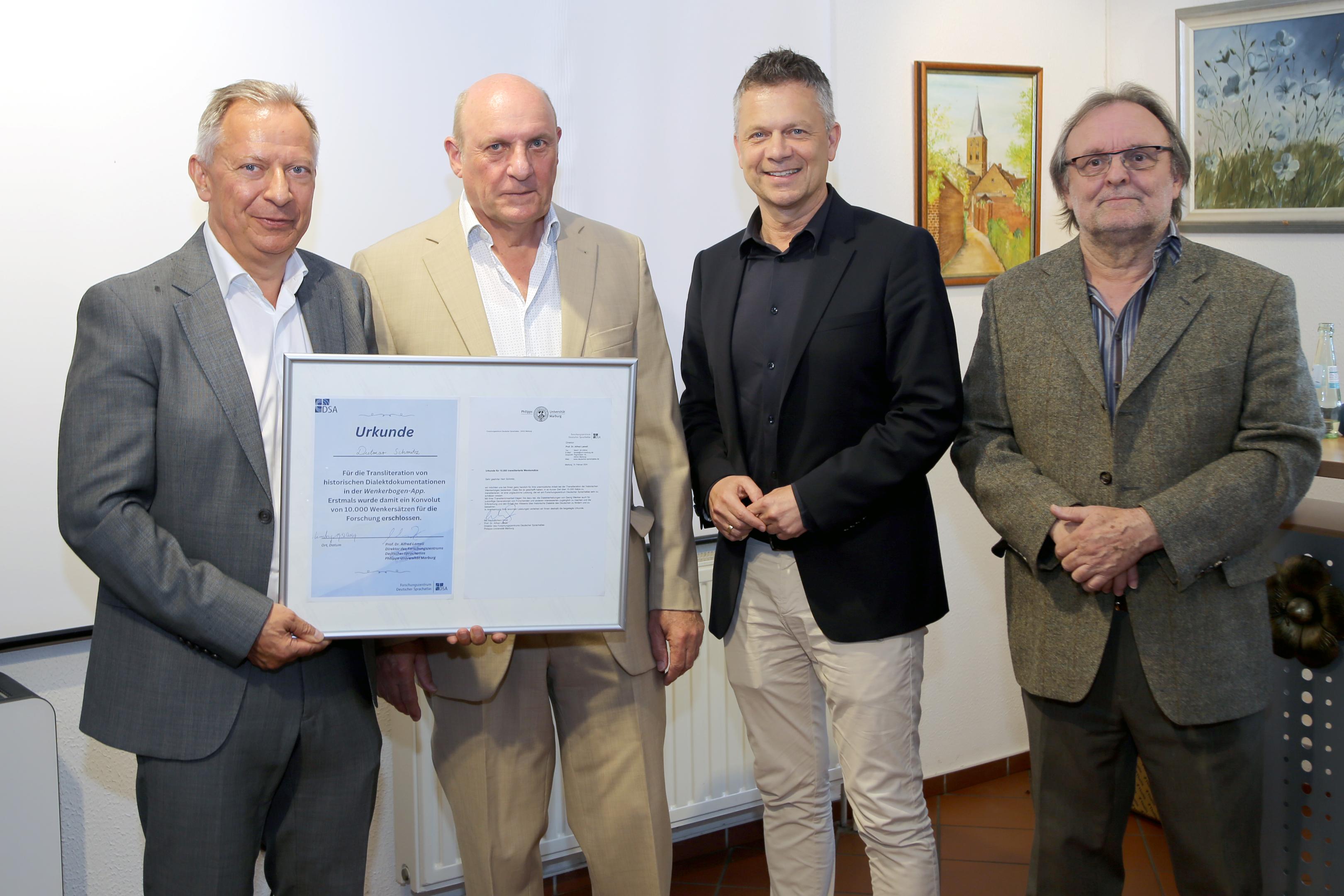 Zu der Urkunde, die Dietmar Schmitz (2.v.l.) für seine ehrenamtliche Arbeit in der Mundartforschung von der Philipps-Universität Marburg erhalten hat, gratulierten Stephan Pusch (links), Hermann Josef Heinen und Christian Pape (von rechts). 