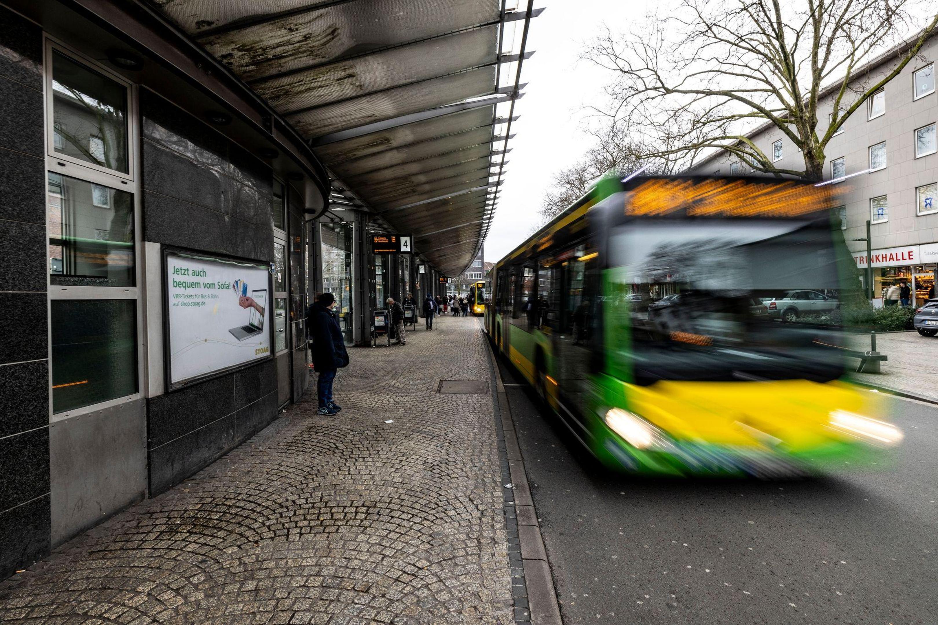 Gleich zweimal musste die Polizei wegen eines 45-Jährigen ausrücken. Zunächst randalierte er in der Jülicher Innenstadt, dann in einem Bus.
