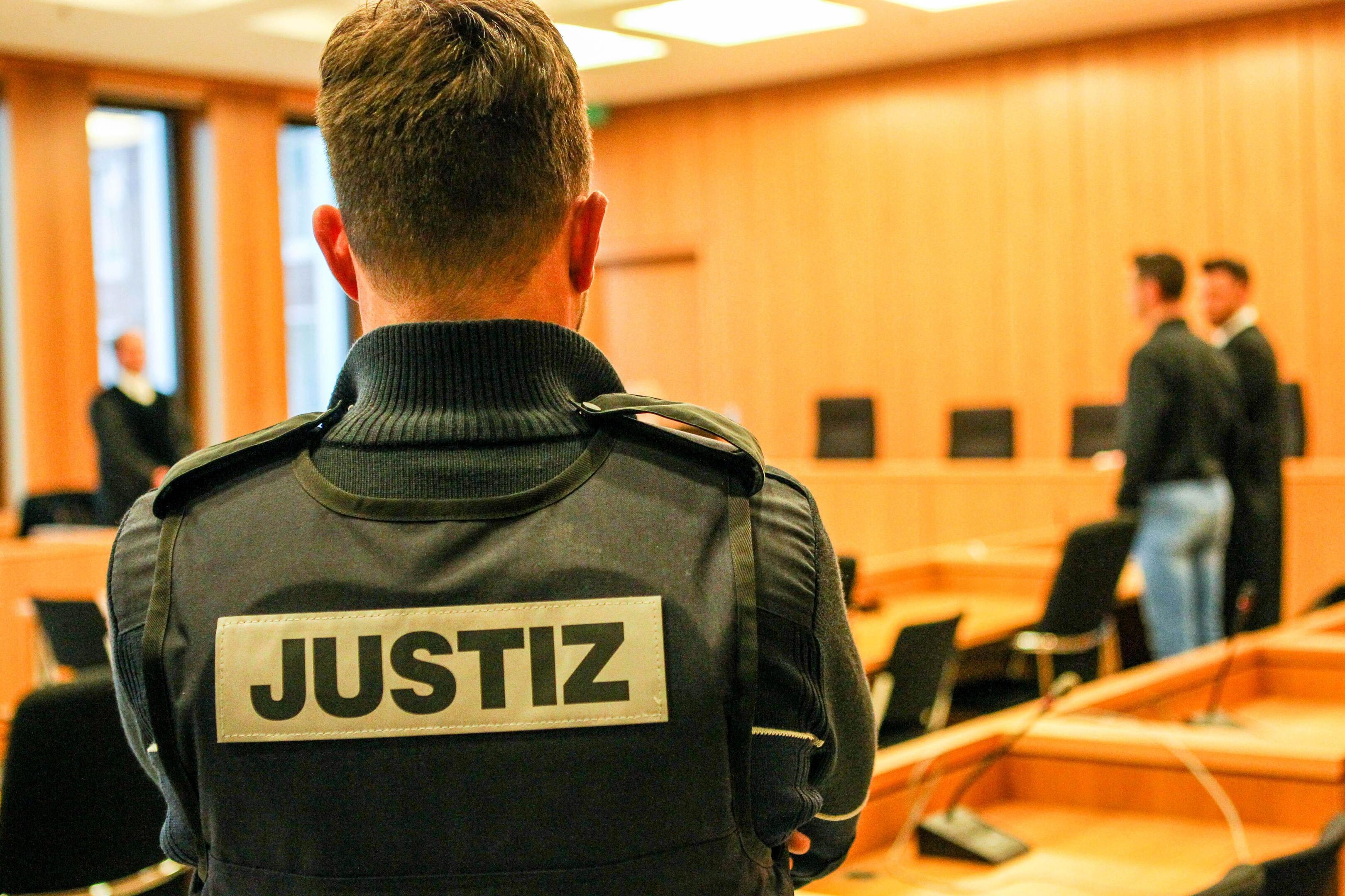 Vor der ersten Urteilsverkündung am 2. Dezember 2019: Der Angeklagte Stefan P. (im Hintergrund l.). Am Montag nun wurde das zweite Urteil gegen ihn gesprochen.