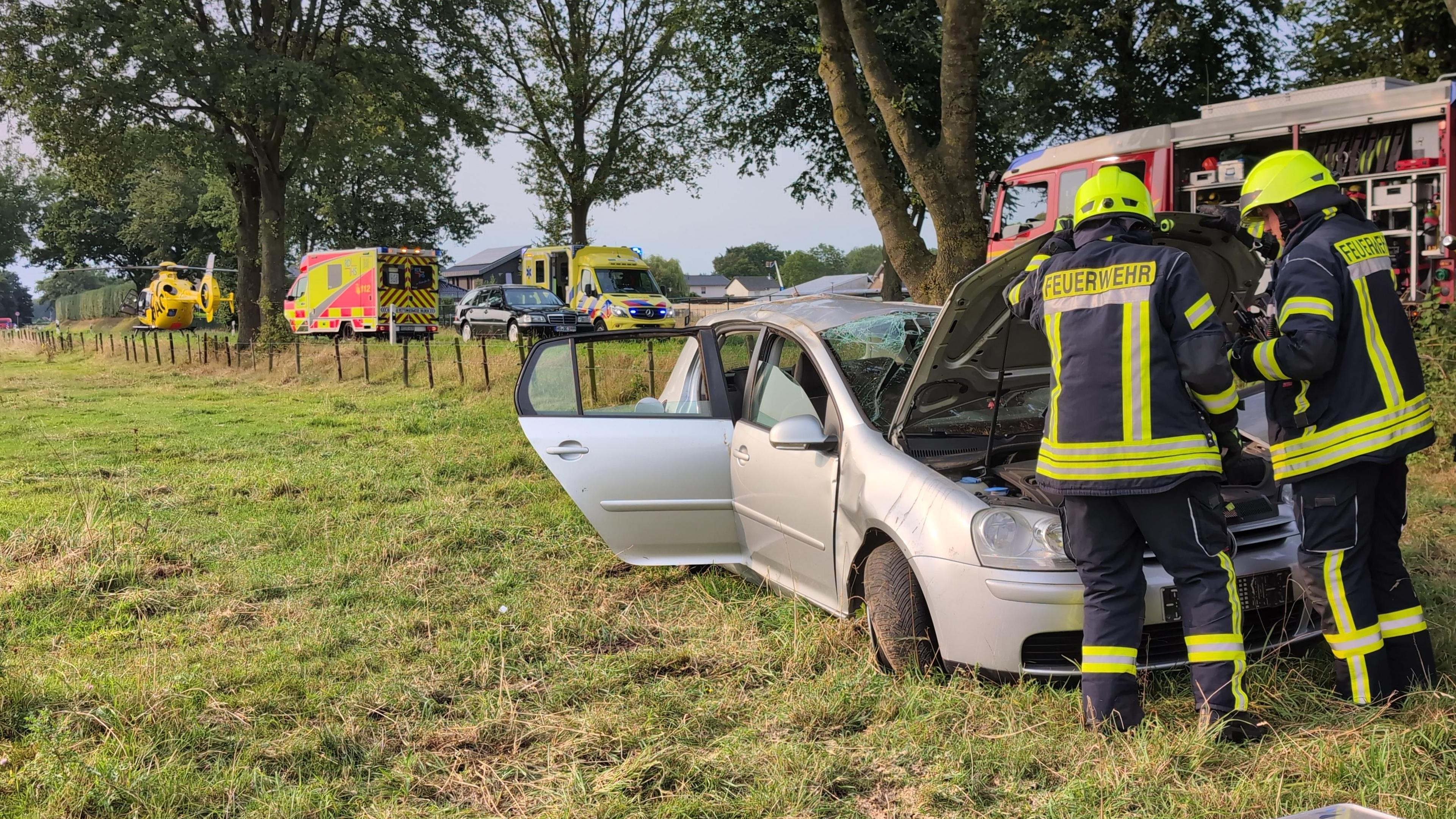 Auto überschlägt sich und landet im Graben