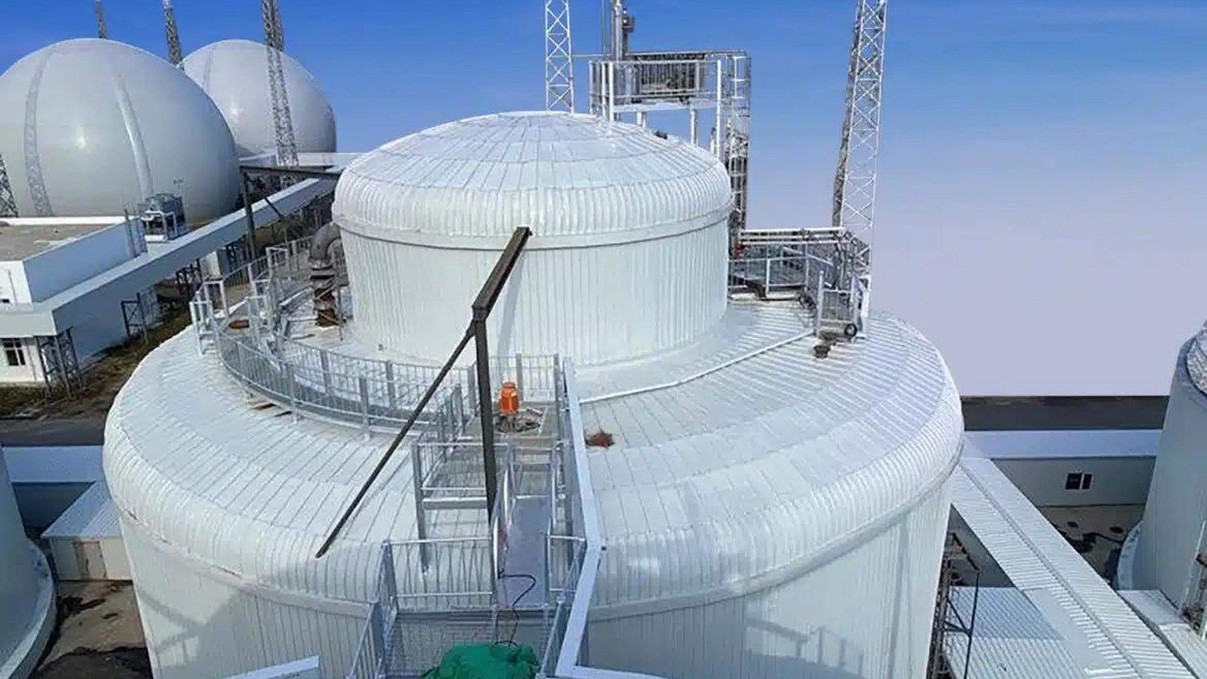 Ein Haupt-Fermenter einer im Ausland errichteten Biogasanlage, geplant vom Ingenieurbüro Auerbach. Diese Lucresta-Visualisierung zeigt eine 45-Megawatt-Anlage, für Langerwehe ist allerdings eine 60-Megawatt-Anlage geplant. 