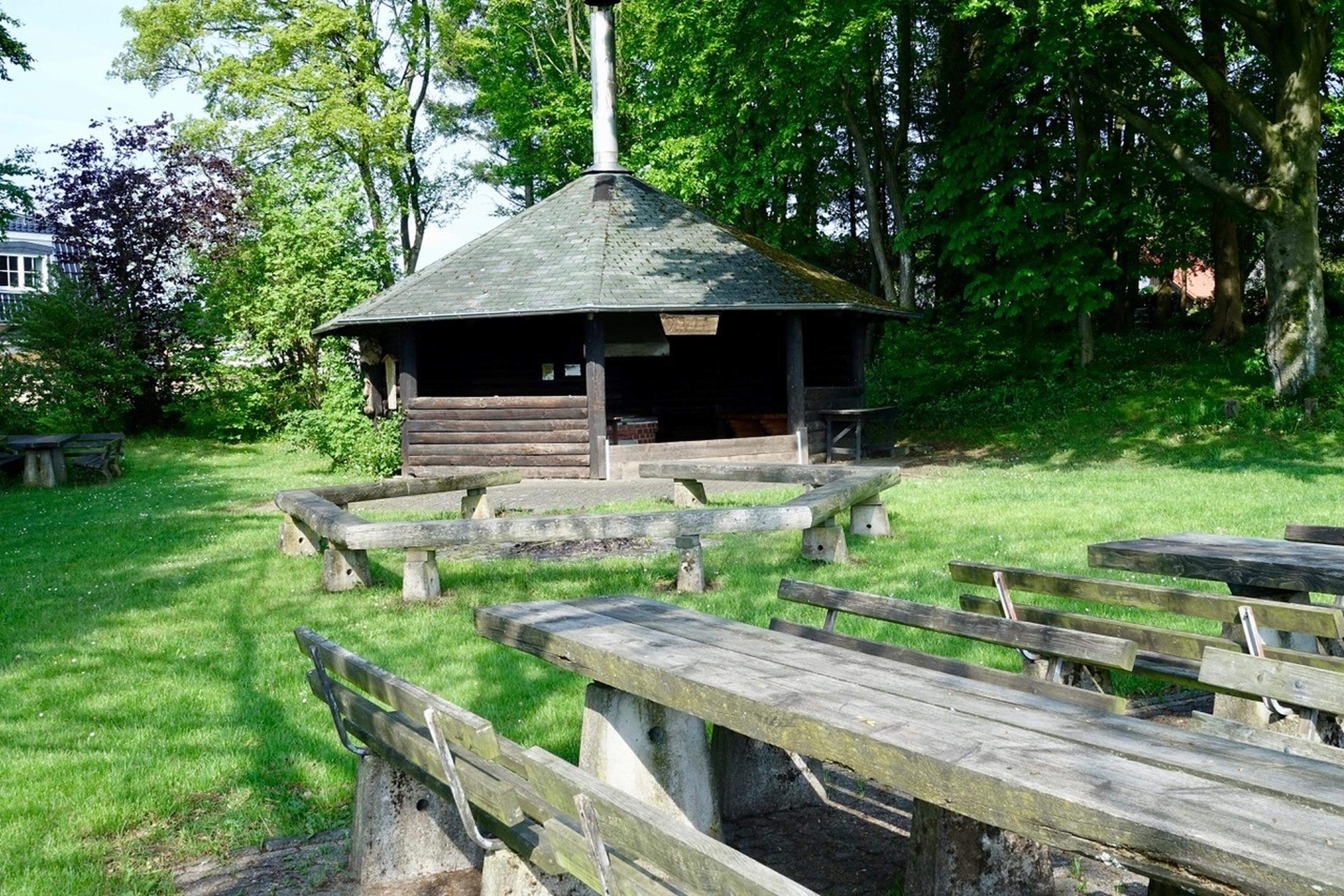 Die Grillhütte der Ortsgruppe Lammersdorf des Eifelvereins neben ausreichend Platz auch für große Gruppen einen herrlichen Ausblick auf das Kalltall.