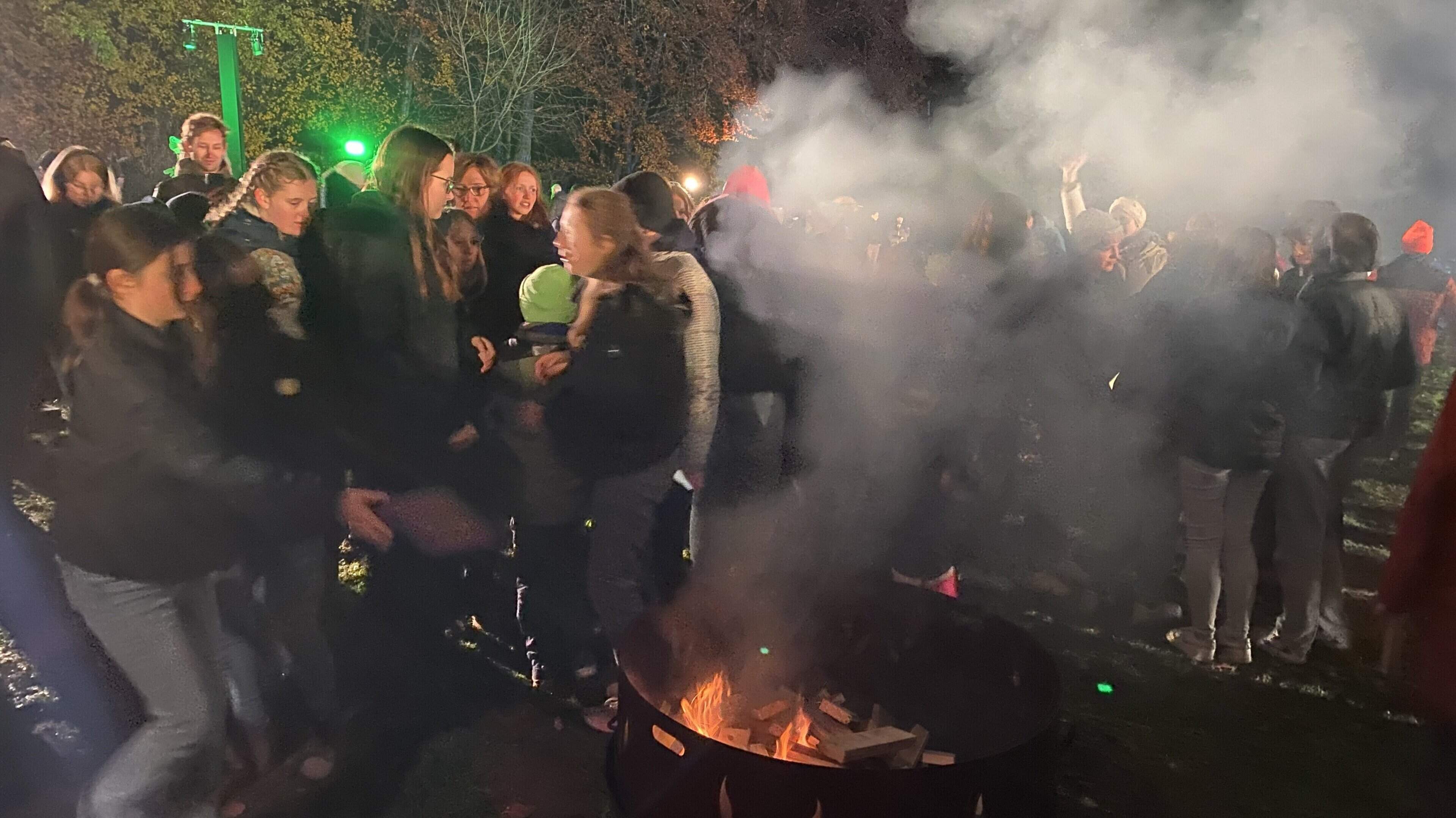 Am Ende des Abends durfte jeder Besucher ein Stück Holz ins Friedensfeuer werfen.