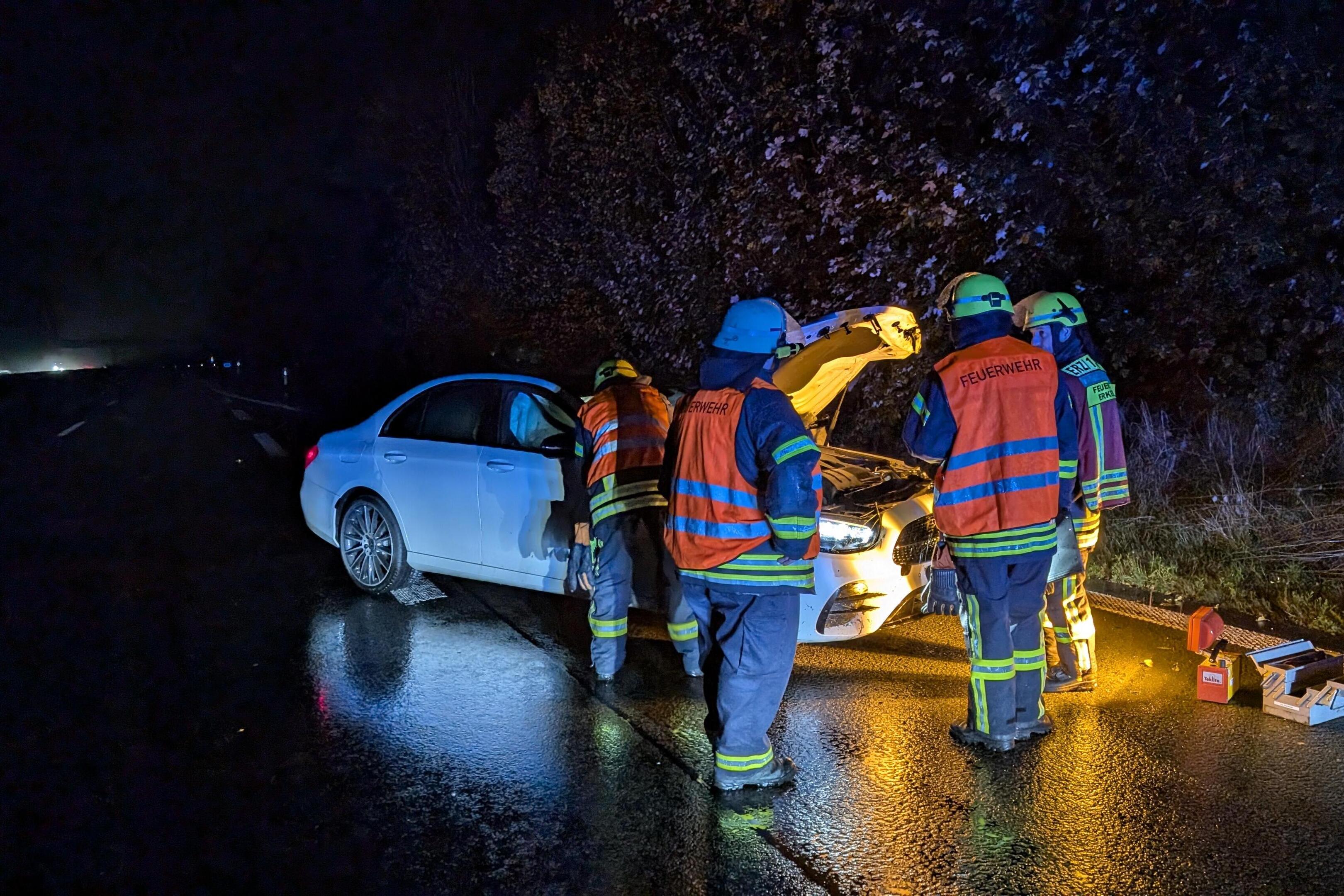 Der Unfallwagen steht auf dem Seitenstreifen. 