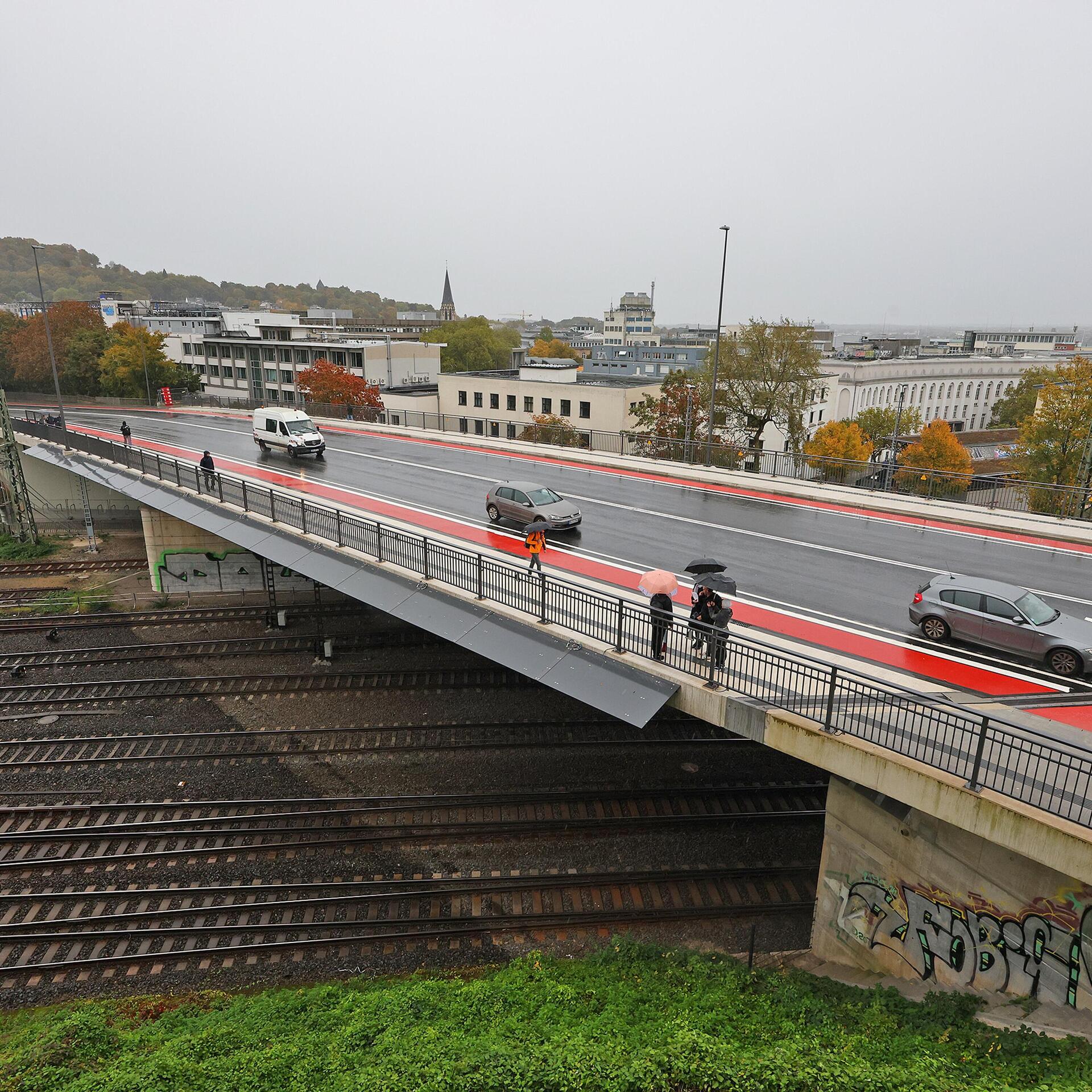 Noch nicht viel los, aber das wird sich schnell ändern: die Brücke Turmstraße am Mittwochmittag, kurz nach der Wiederfreigabe.