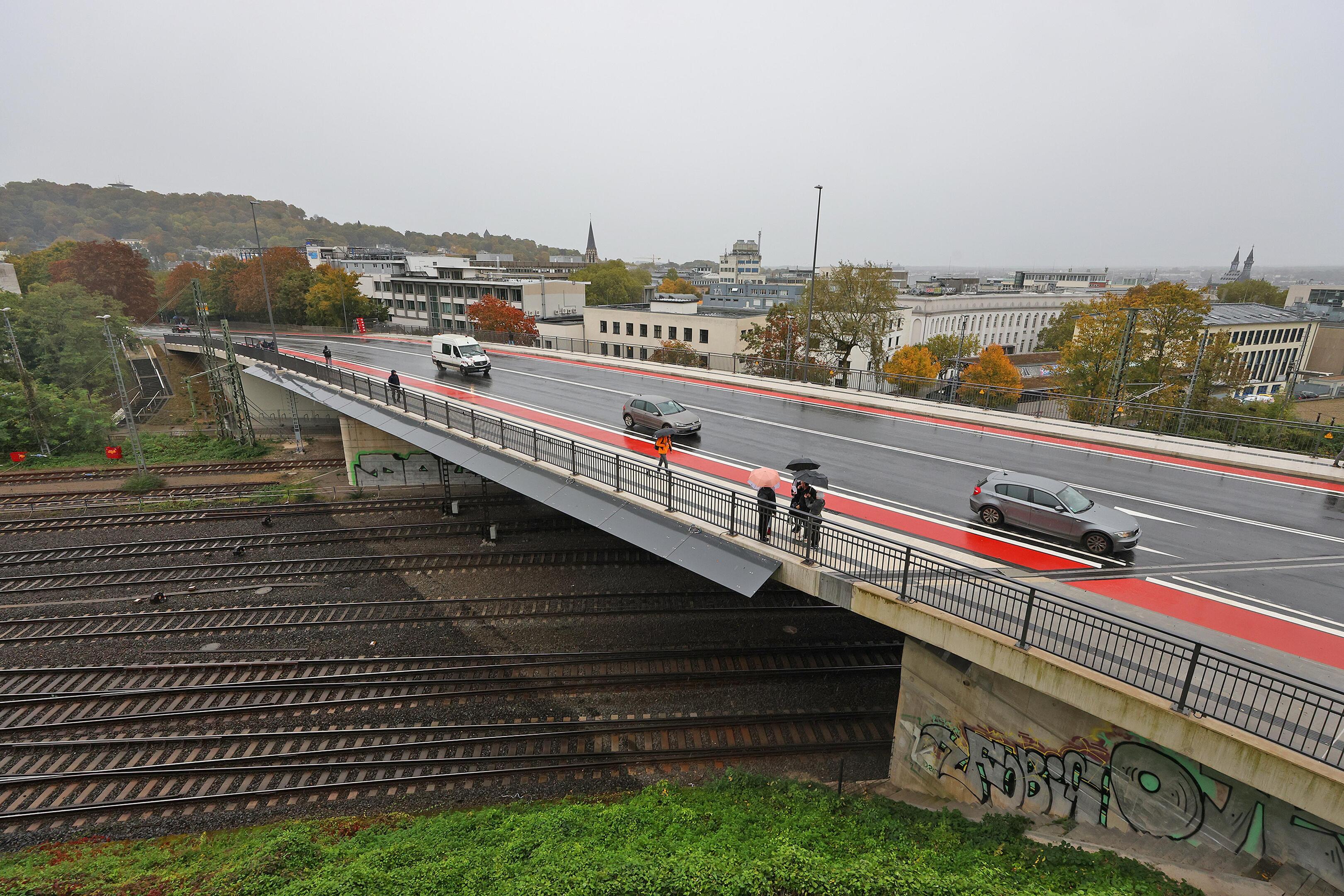 Noch nicht viel los, aber das wird sich schnell ändern: die Brücke Turmstraße am Mittwochmittag, kurz nach der Wiederfreigabe.