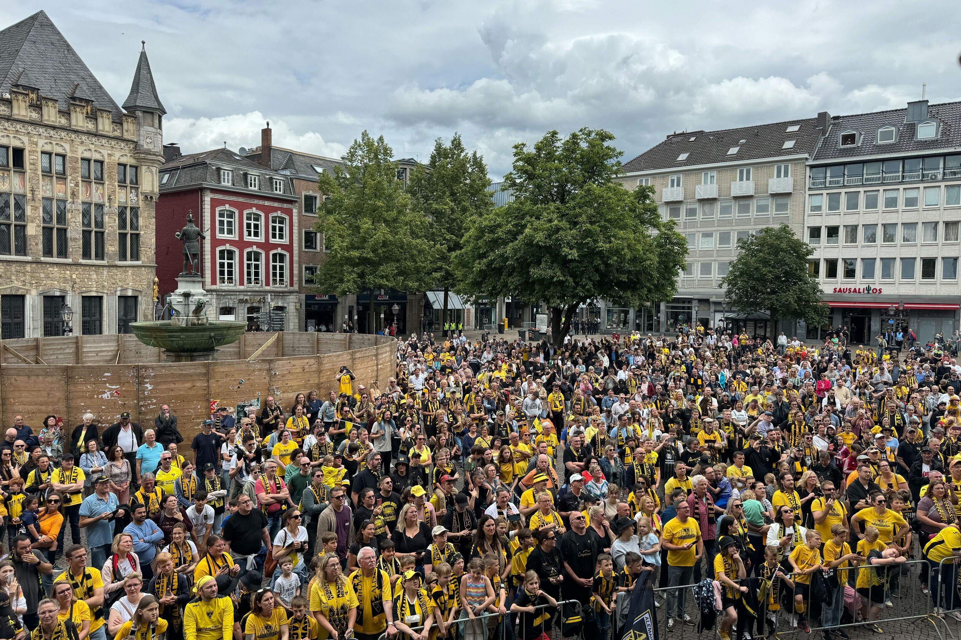 Der Marktplatz ist auch am Sonntag gut gefühlt. Die Fans feiern ihre Mannschaft.