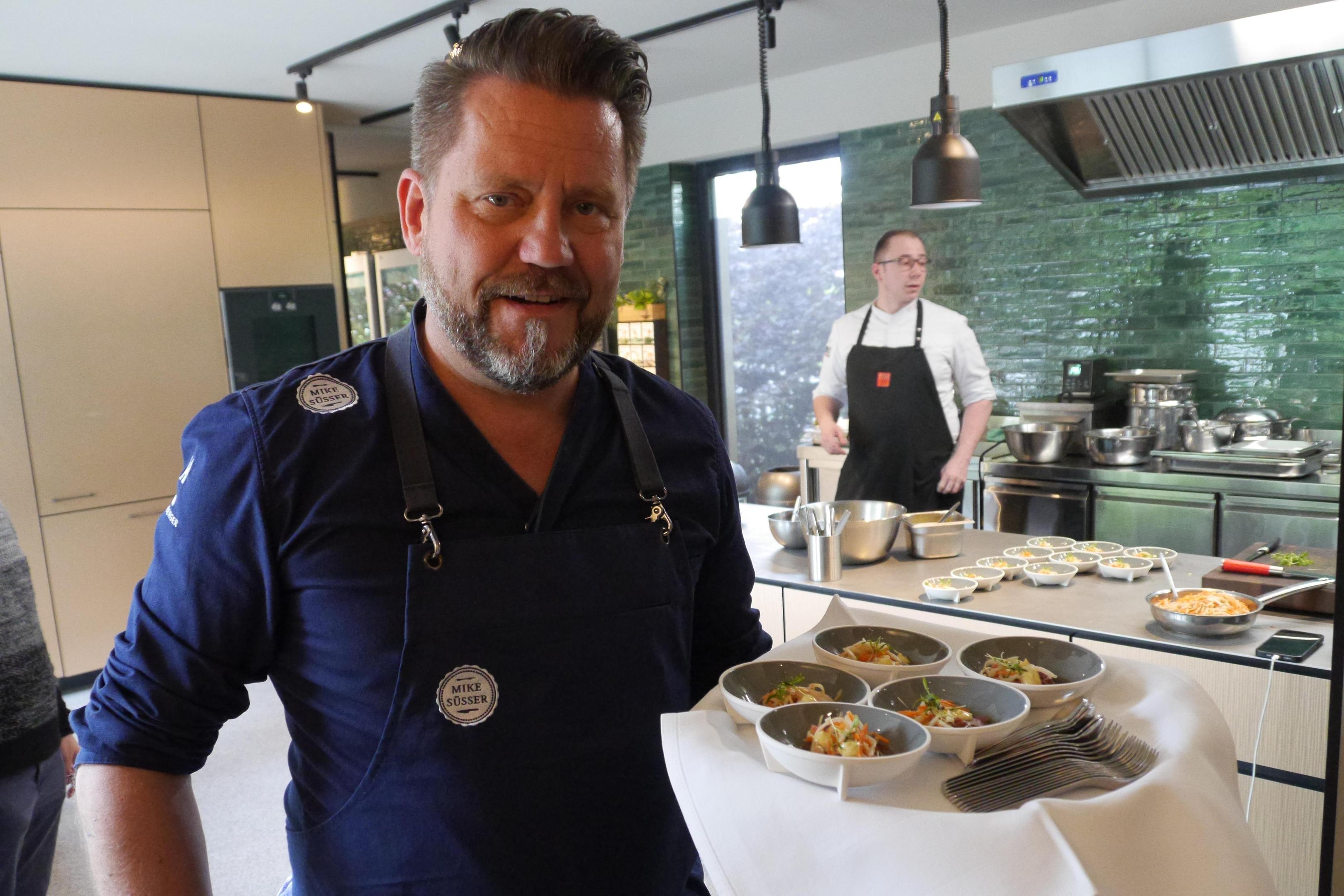 TV-Koch in Heinsberg in der Küche: Mike Süsser zeigt, was sich aus irischen Lebensmitteln zubereiten lässt.