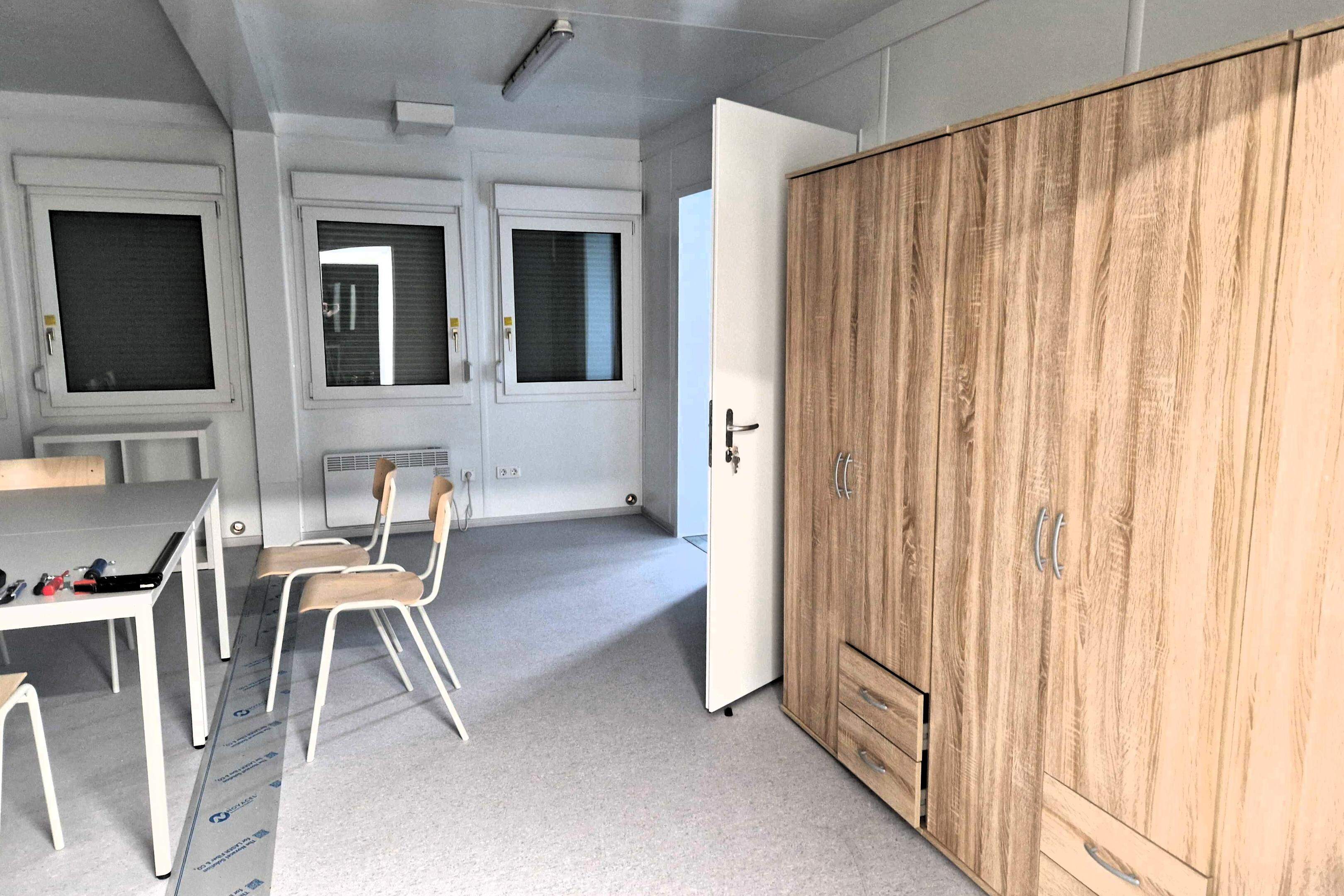 Frisch aufgebaute Möbel in der neuen Flüchtlingsunterkunft Frauwüllesheim.