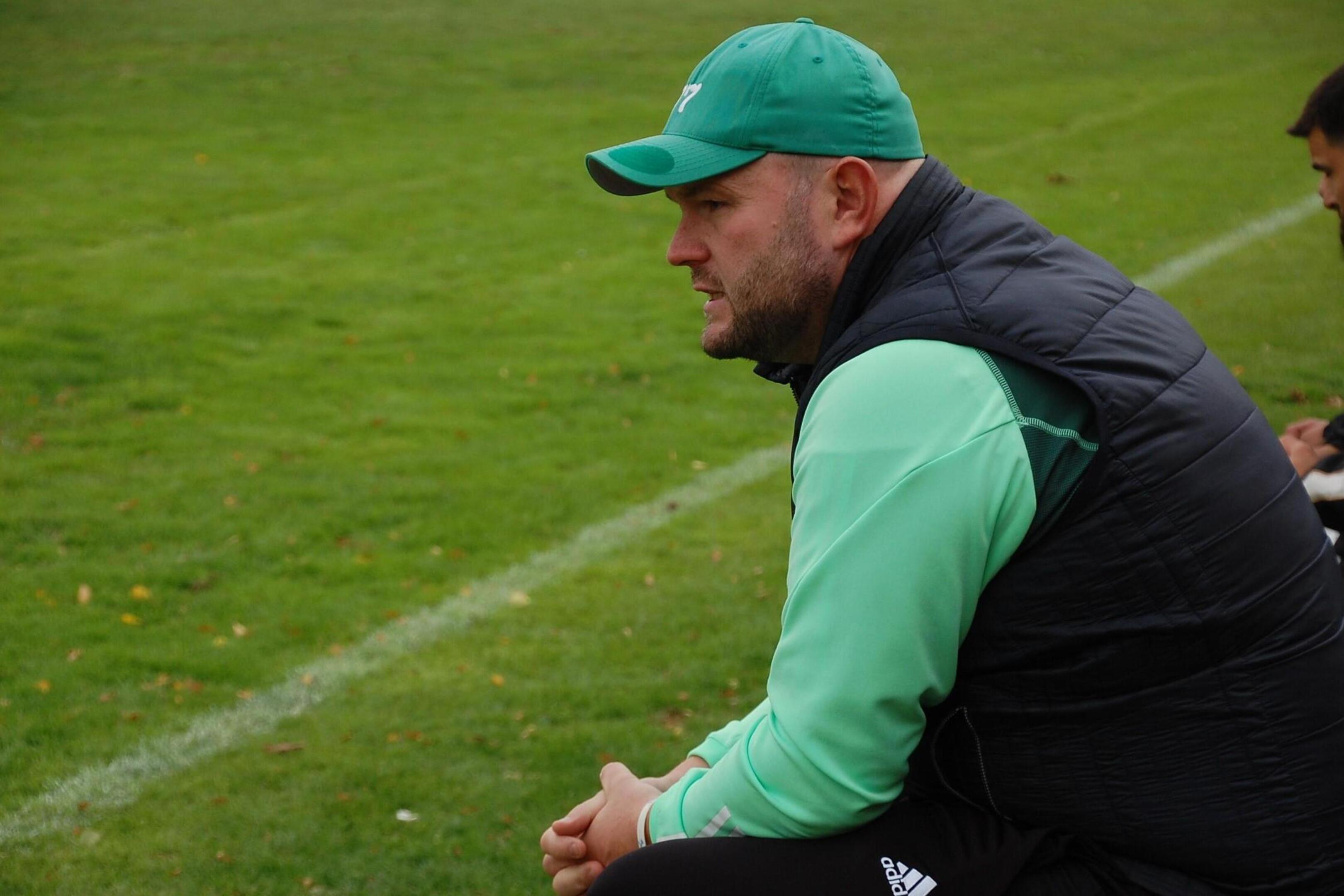 Immer angespannt beim Spiel seines FC: Düren 77-Coach Thomas Schlammer.