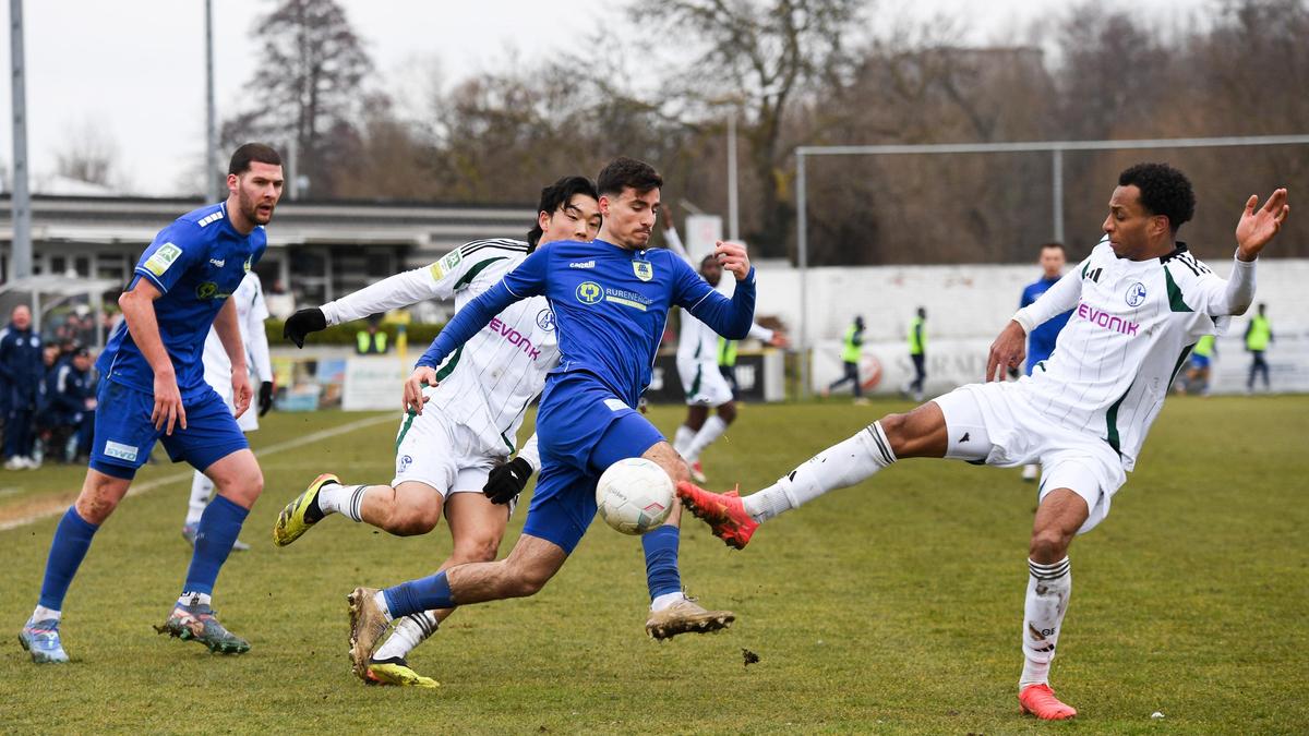 Trainingsstreik-beim-1-FC-D-ren-vor-R-dinghausen-Spiel