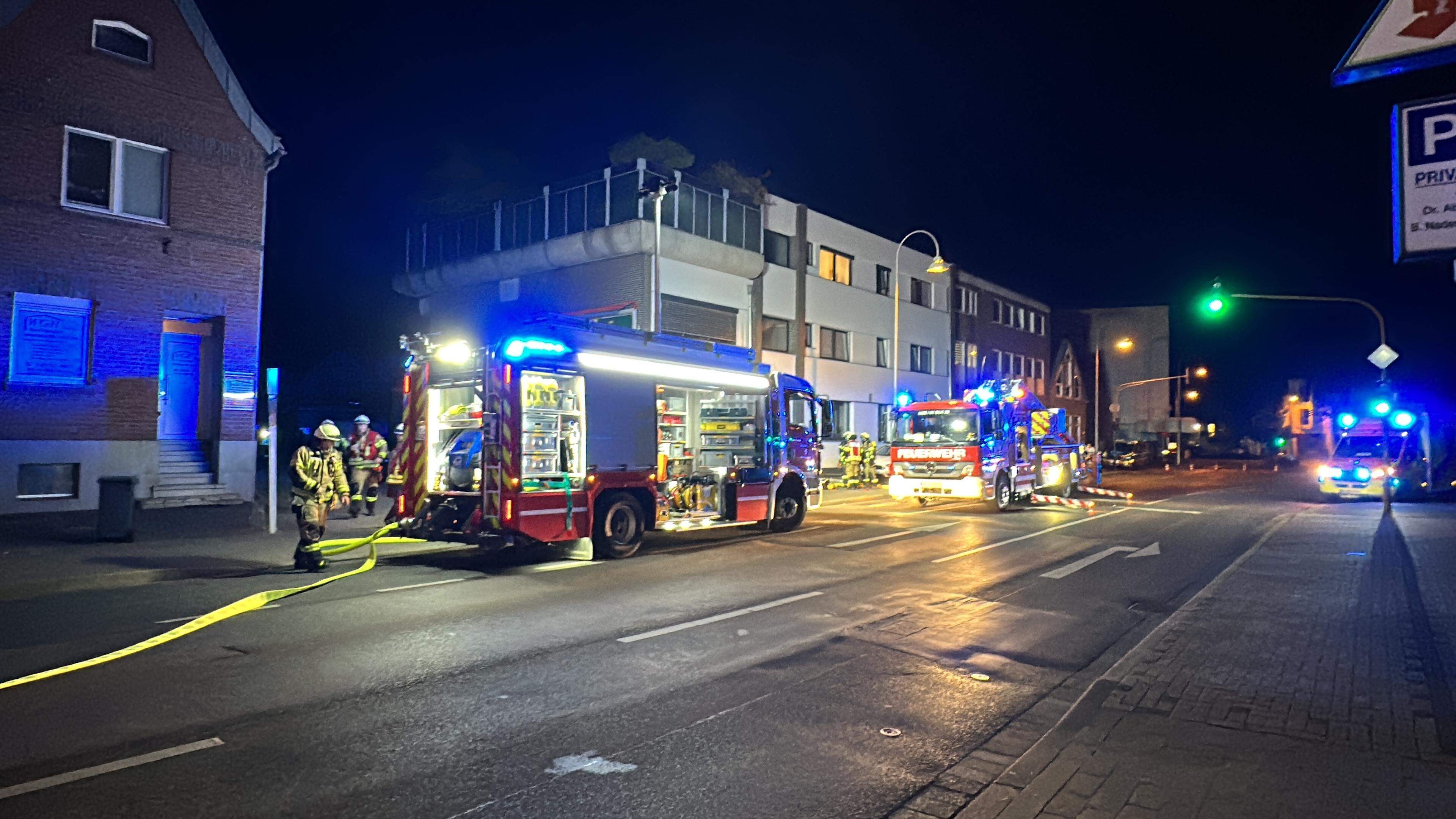 Einsatz in Heinsberg: Die Feuerwehr hat in der Nacht zu Donnerstag einen Brand auf einer Dachterrasse in der Innenstadt gelöscht.