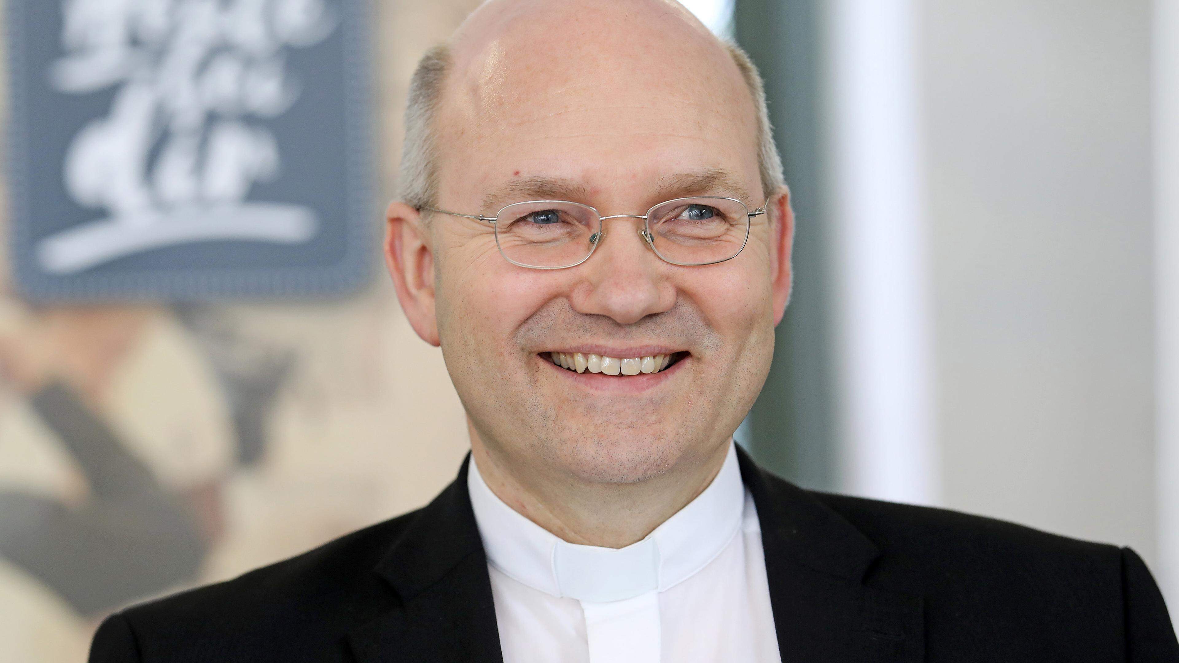 Bischof Helmut Dieser ist froh über die Entscheidung aus Rom.