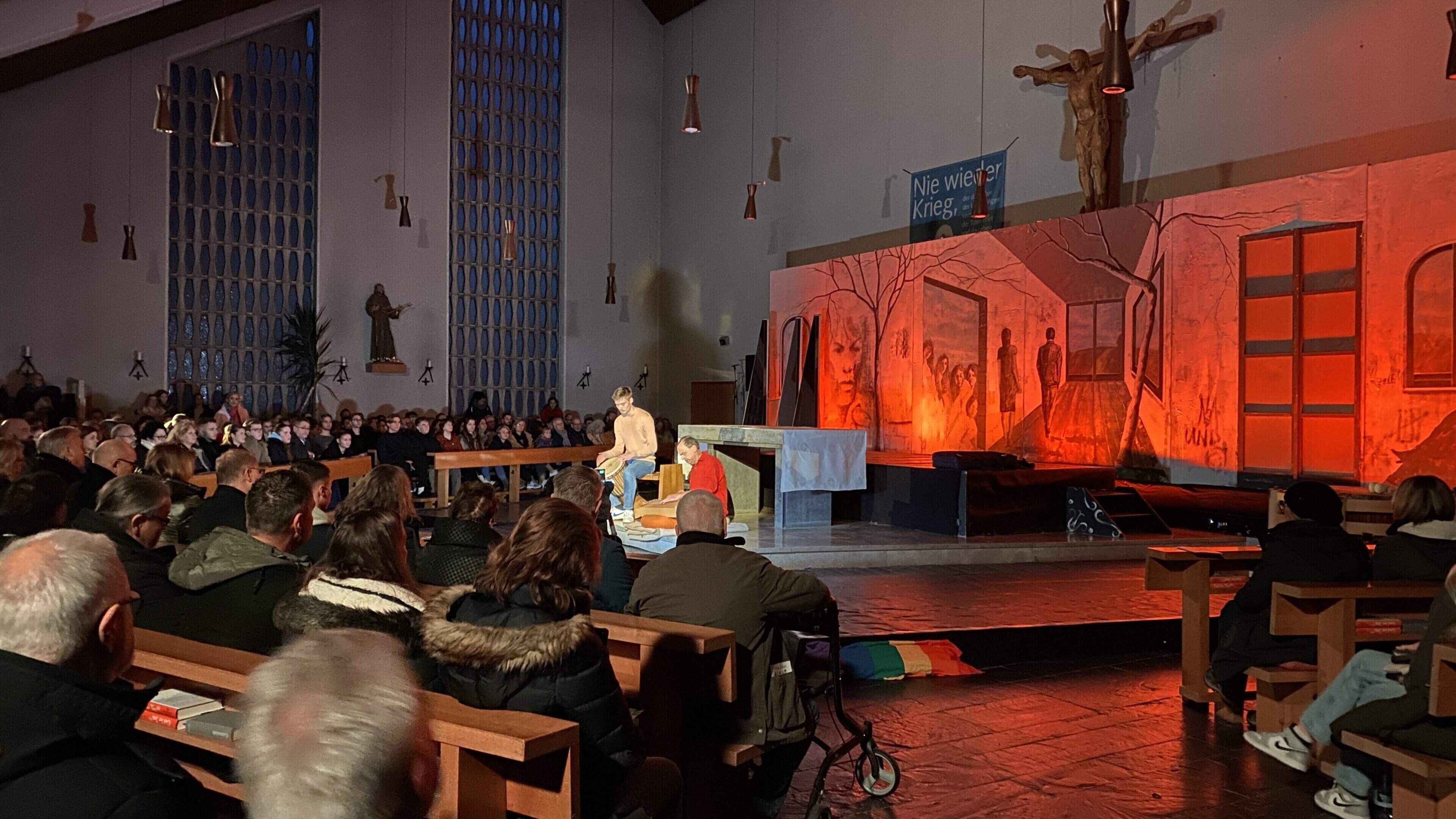 Mit einer Friedensmeditation und dem Wort „Frieden“ in vielen verschiedenen Sprachen wurden die Besucher auf „Facing Peace“ eingestimmt.