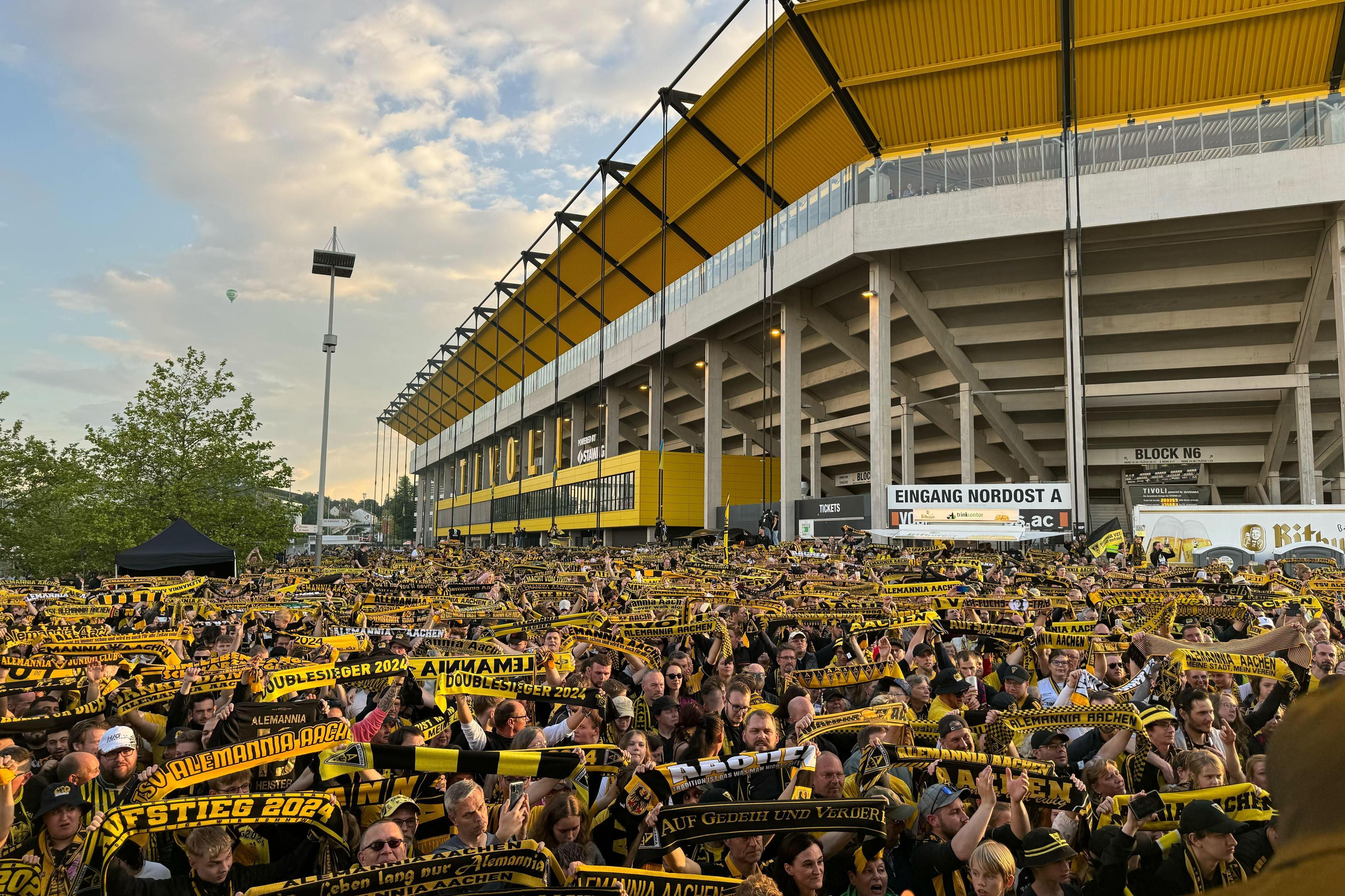 Ein gelbes Meer am Tivoli: Hunderte Fans waren gekommen, um ihre Mannschaft zu feiern. 