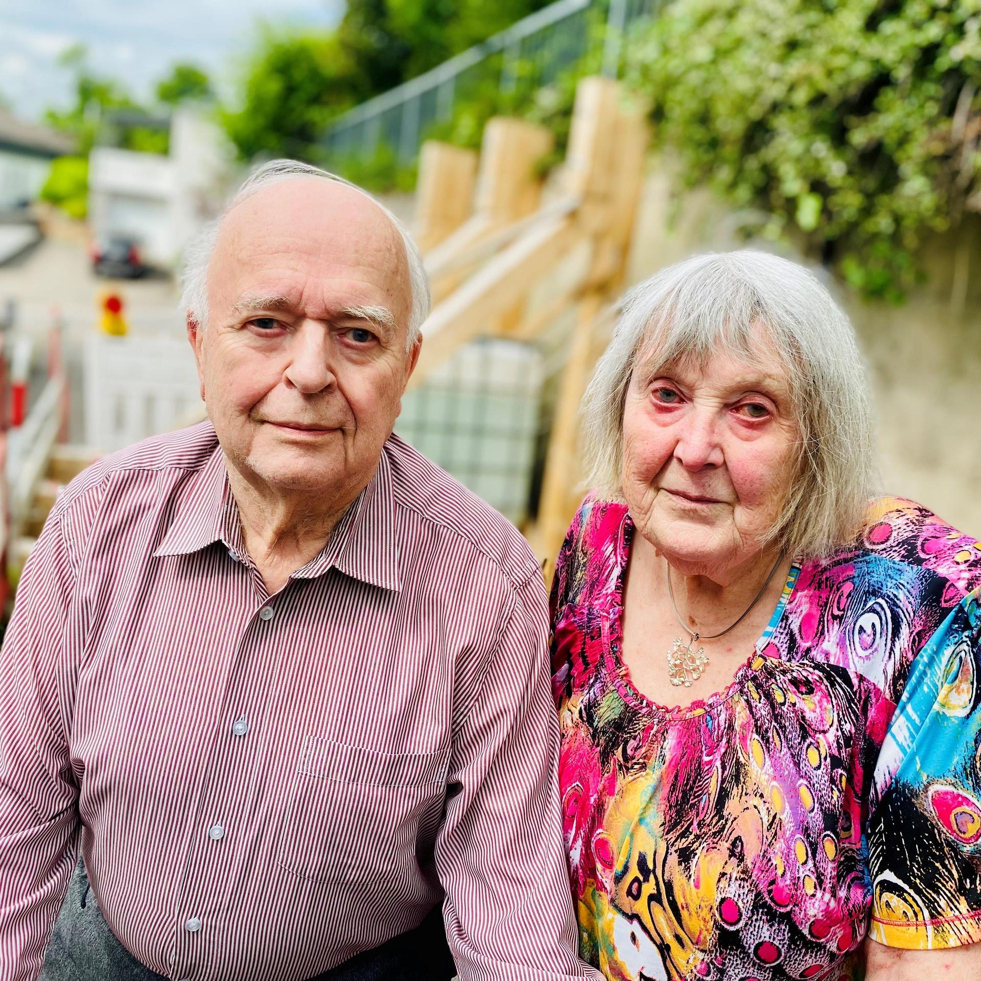 Mobilität stark eingeschränkt: Gisela Jahn (82) und Karl-Heinz Jahn (83) sind in ihrem Zuhause am Lindenweg „verhaftet“, sie können die Straßensperre nicht überwinden.