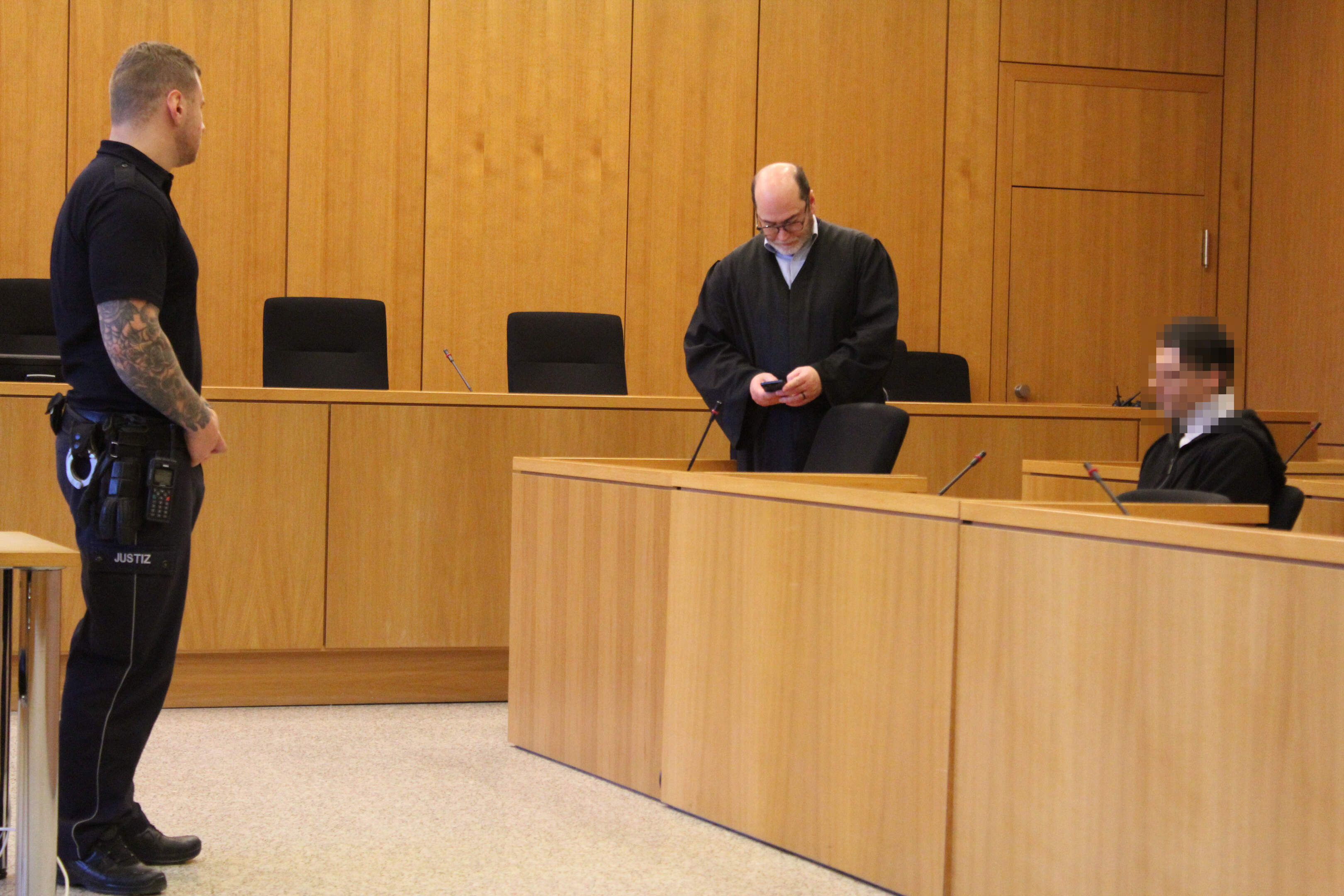 Verurteilt: Sascha W. erwartet eine vierjährige Freiheitsstrafe. Sein Anwalt Jens Ferner (Mitte) hielt ein beachtliches Plädoyer. 