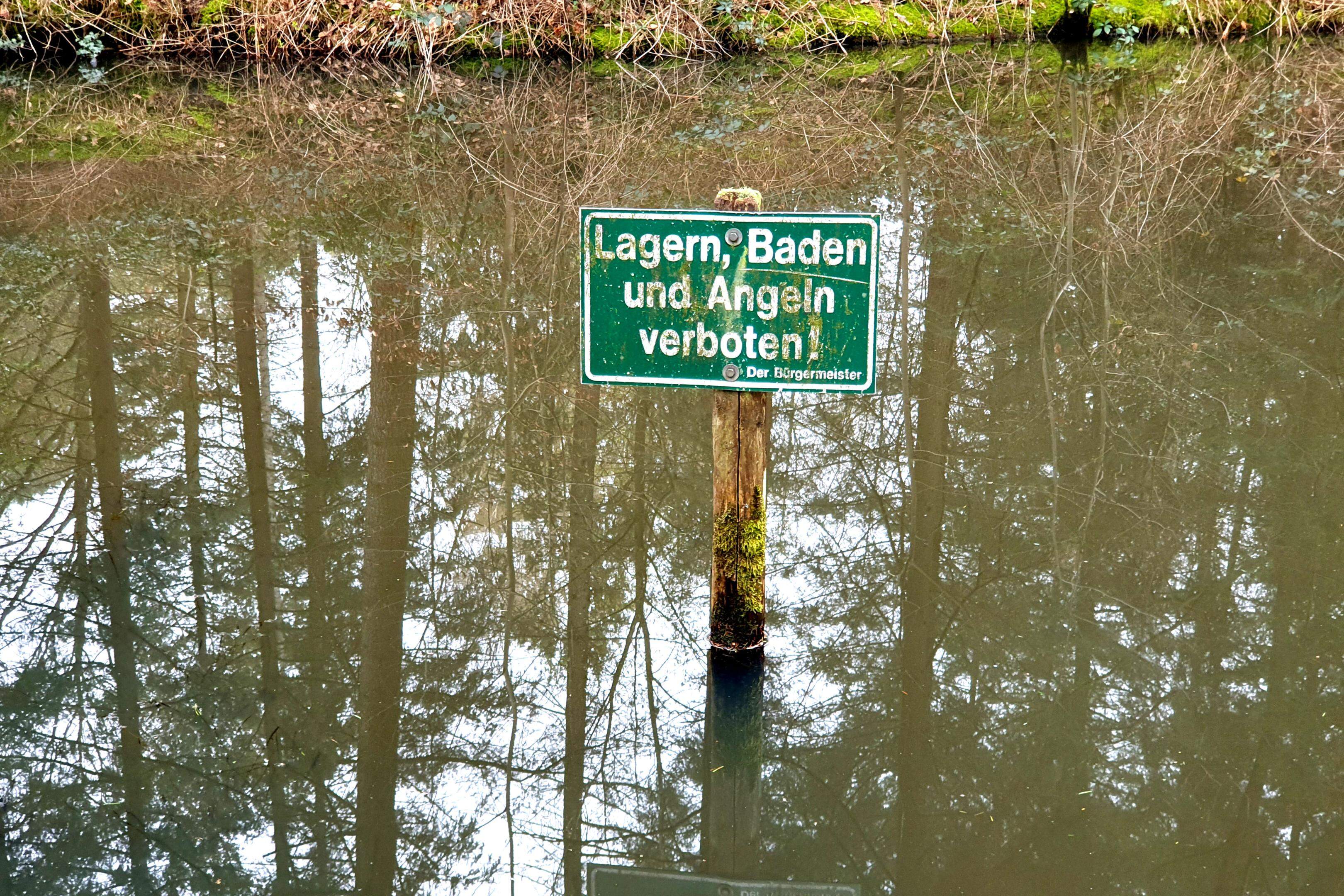 Sinnlos, aber lustig: Eine jahrzehntealte Warnung im Eschweiler Stadtwald.