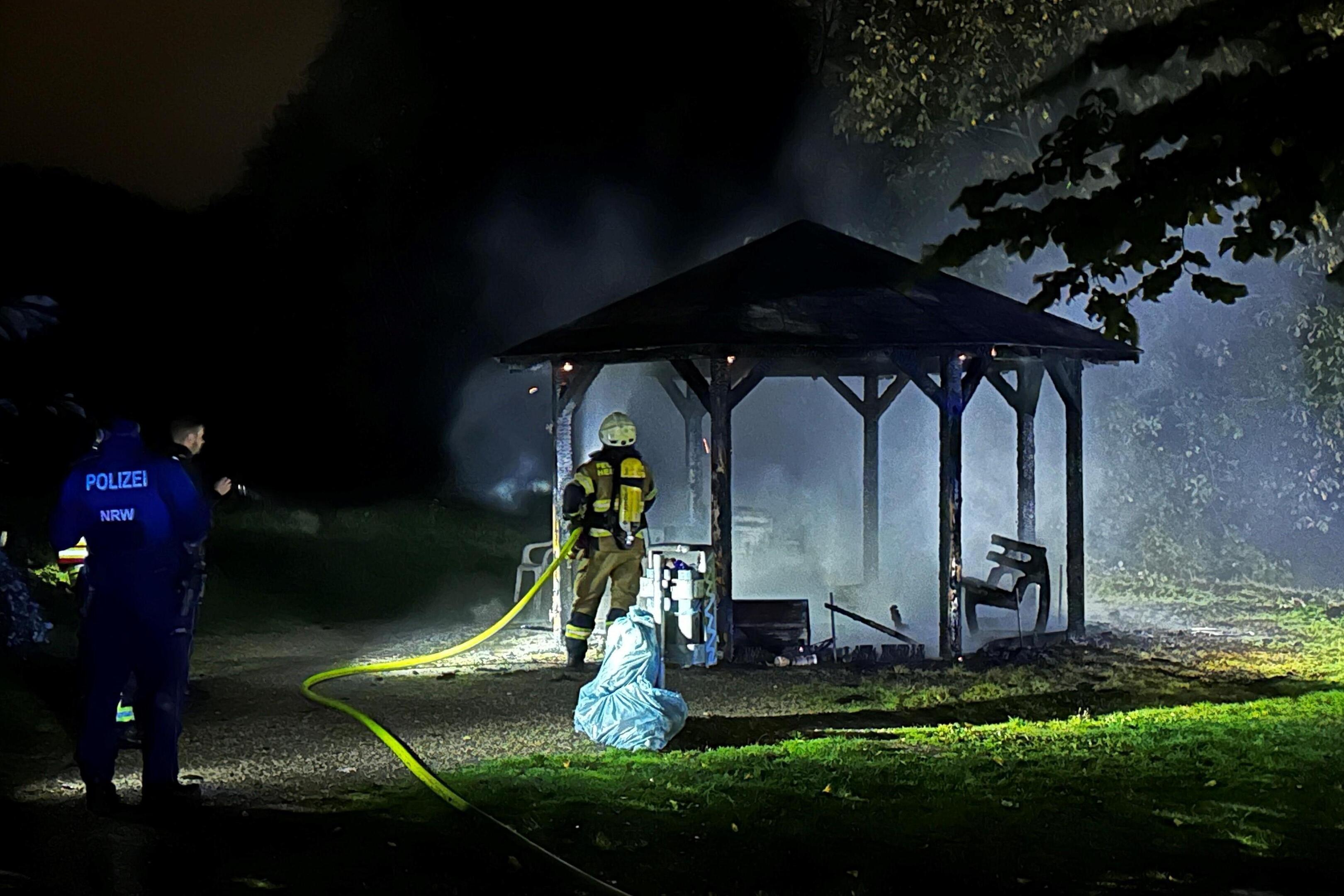 Das Brööker Rondell an der Boos-Fremery-Straße ist am Mittwochabend in Brand geraten.