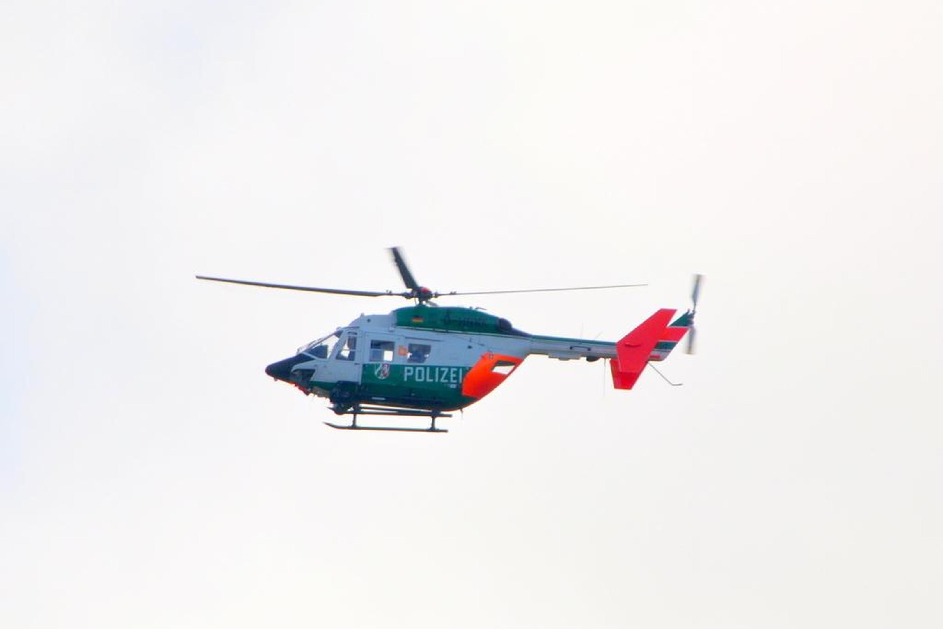 Nach einem Raubüberfall an der Jülicher Straße kreiste ein Hubschrauber über der Passstraße (Symbolfoto).