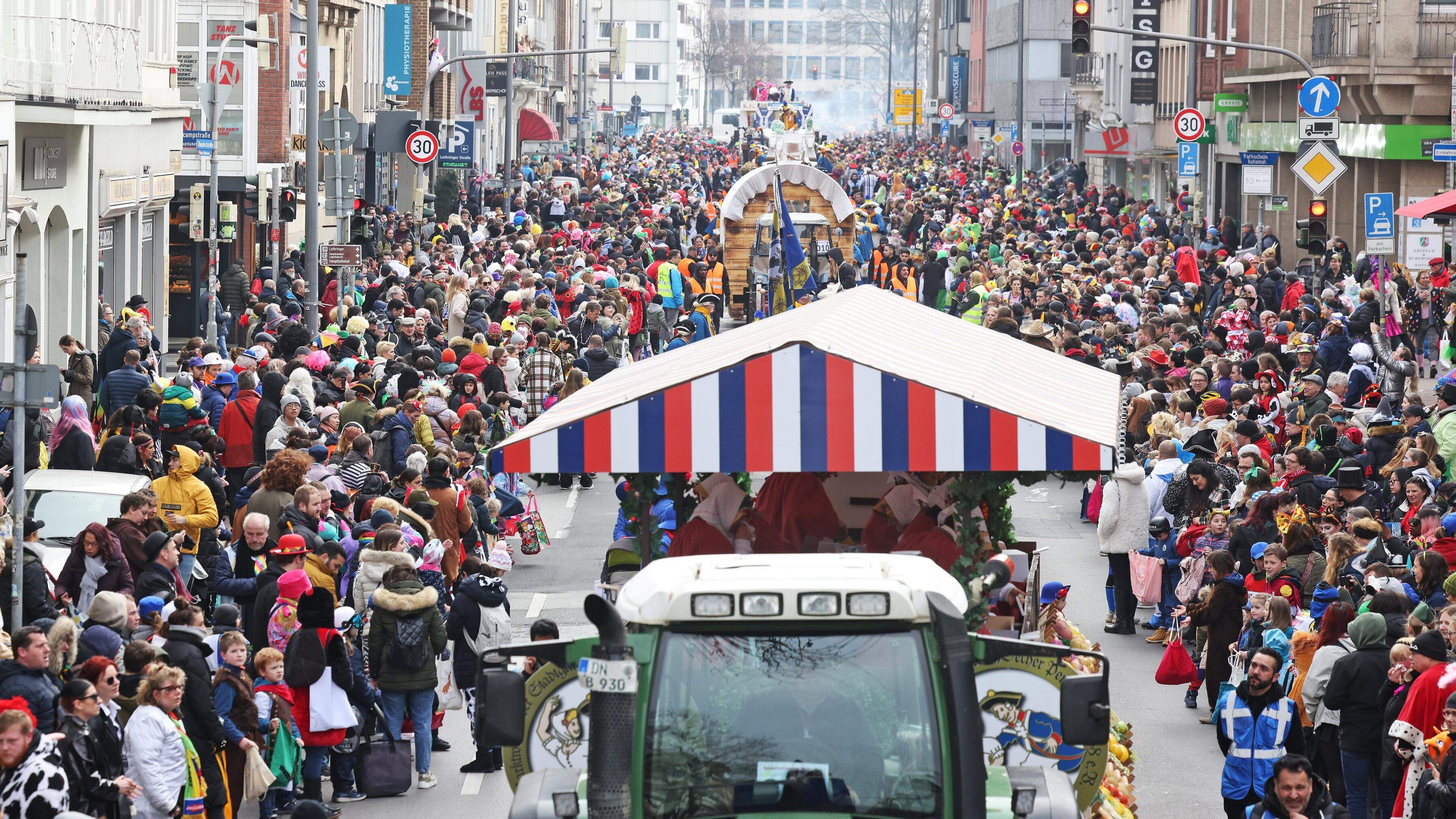 Rosenmontagszug in Aachen 2024 mit neuem Zugweg Aachener Zeitung