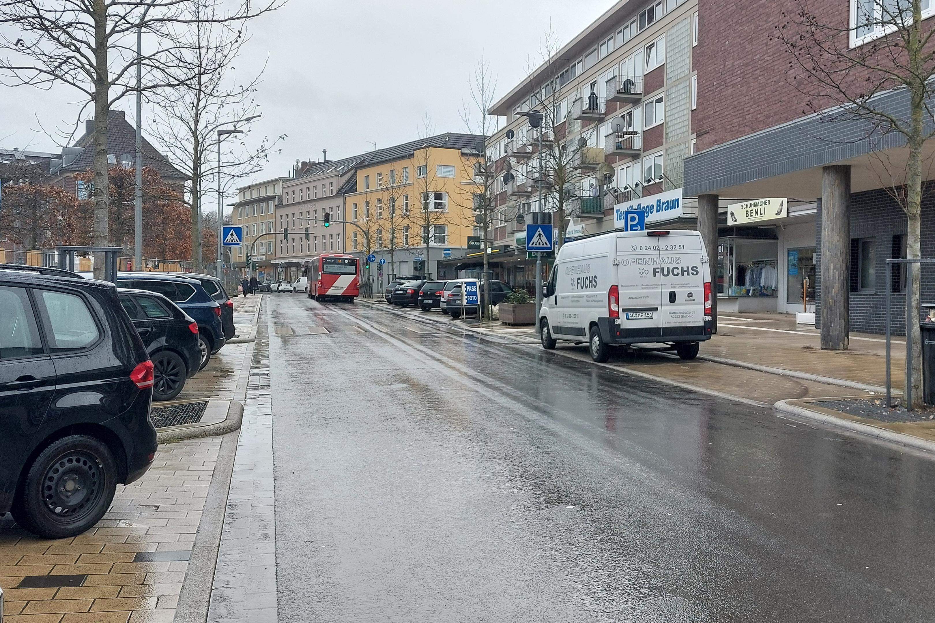 Unter anderem an der Rathausstraße und der Salmstraße kann seit der Flutkatastrophe kostenfrei geparkt werden. Mit der Inbetriebnahme neuer Parkscheinautomaten im Sommer soll das nach Angaben der Stadt vorbei sein. 