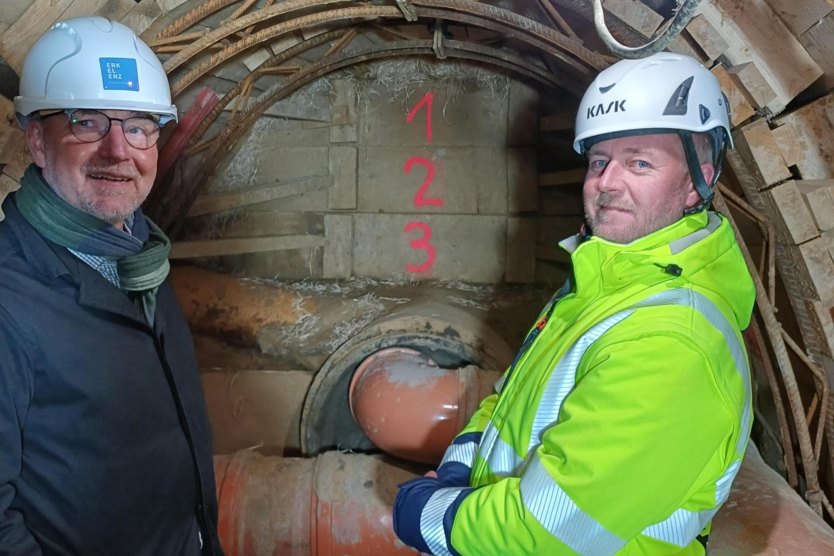 Der technische Beigeordnete Ansgar Lurweg und Bauleiter Benjamin Timmer am (bisherigen) Ende des Tunnels