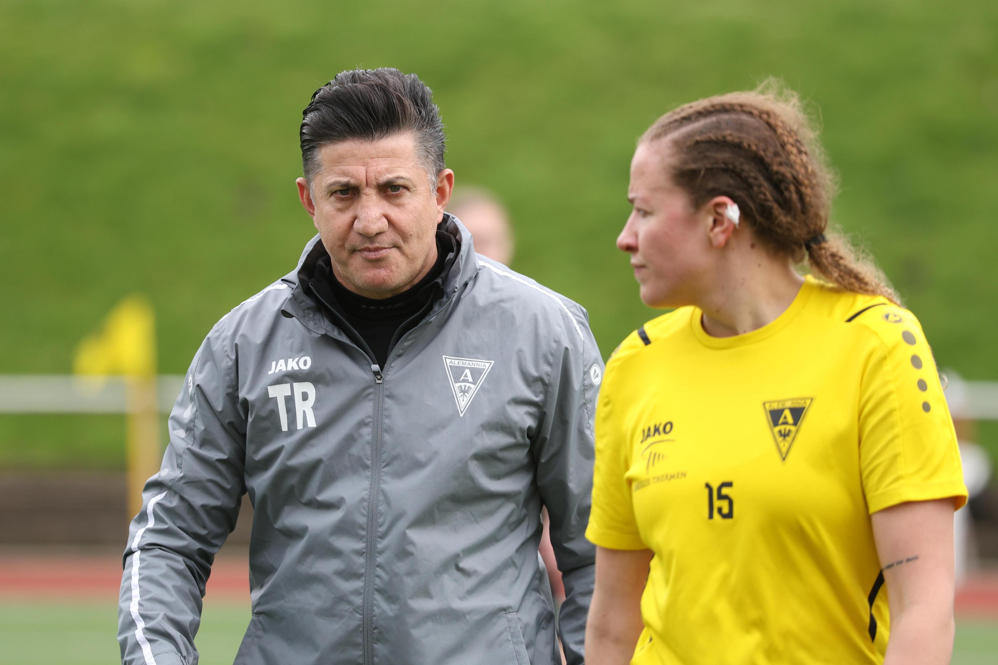 Besprechen die Taktik: Alemannia-Coach Gökhan Demirci (links) und Abwehrspielerin Jeanne Seibert.