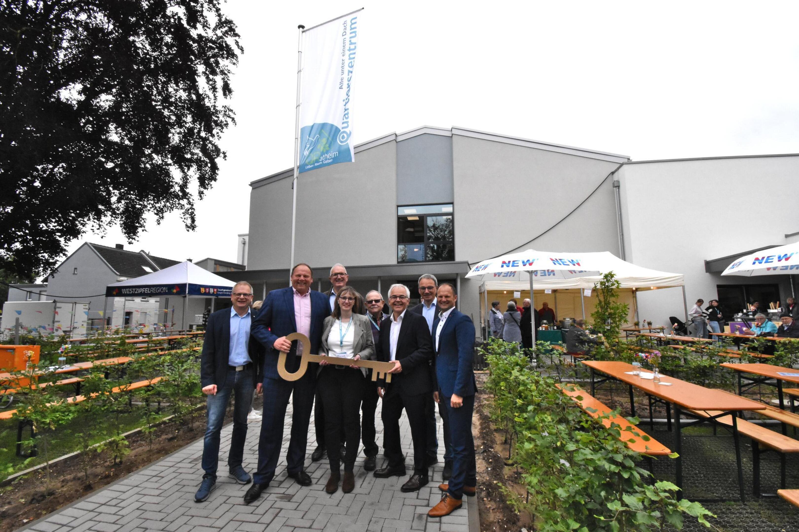 Pfarrerin Anke Neubauer-Krauß nahm vom Architekten Josef Viethen (3.v.r.) und Hückelhovens Bürgermeister Bernd Jansen (2.v.l.) den Schlüssel für das neue Quartierszentrum Ratheim entgegen.