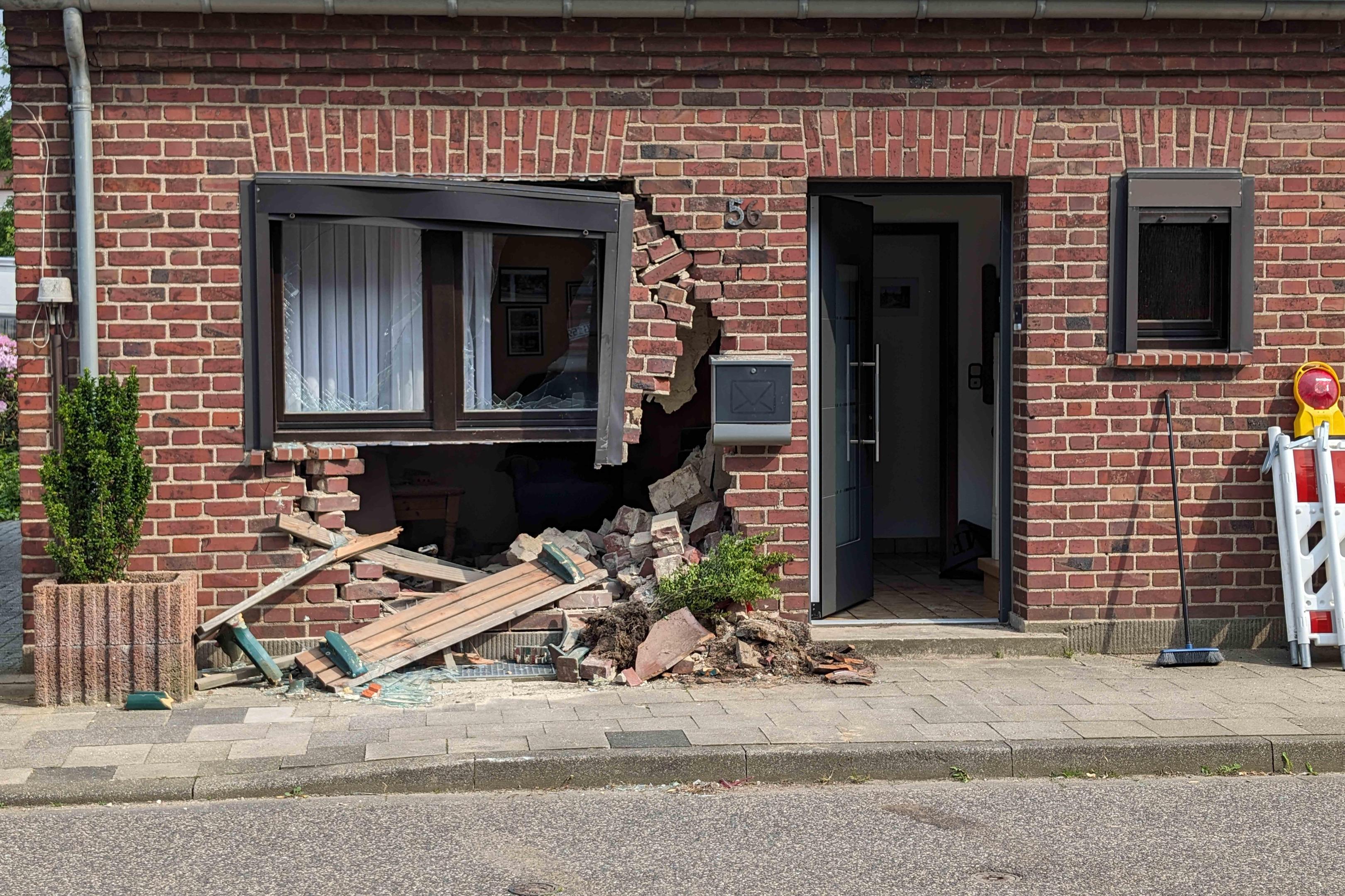 Autofahrer kracht in Hauswand: Er hinterlässt einen großen Schaden an der Fassade.