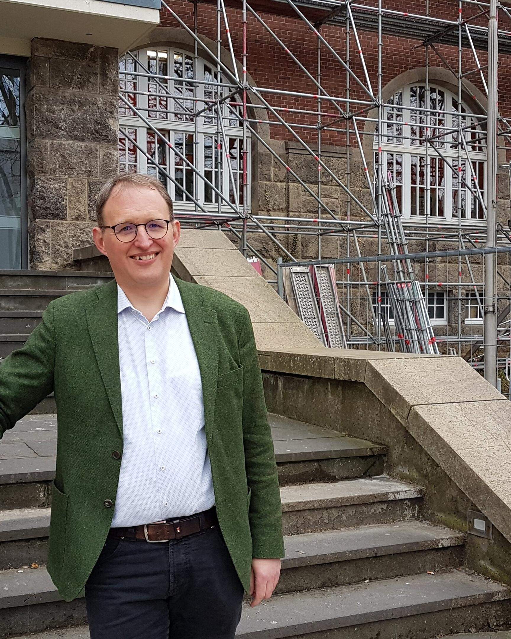 Winfried Grunewald, Leiter des Städtischen Gymnasiums in Eschweiler, kritisiert das Bischöfliche Gymnasium.
