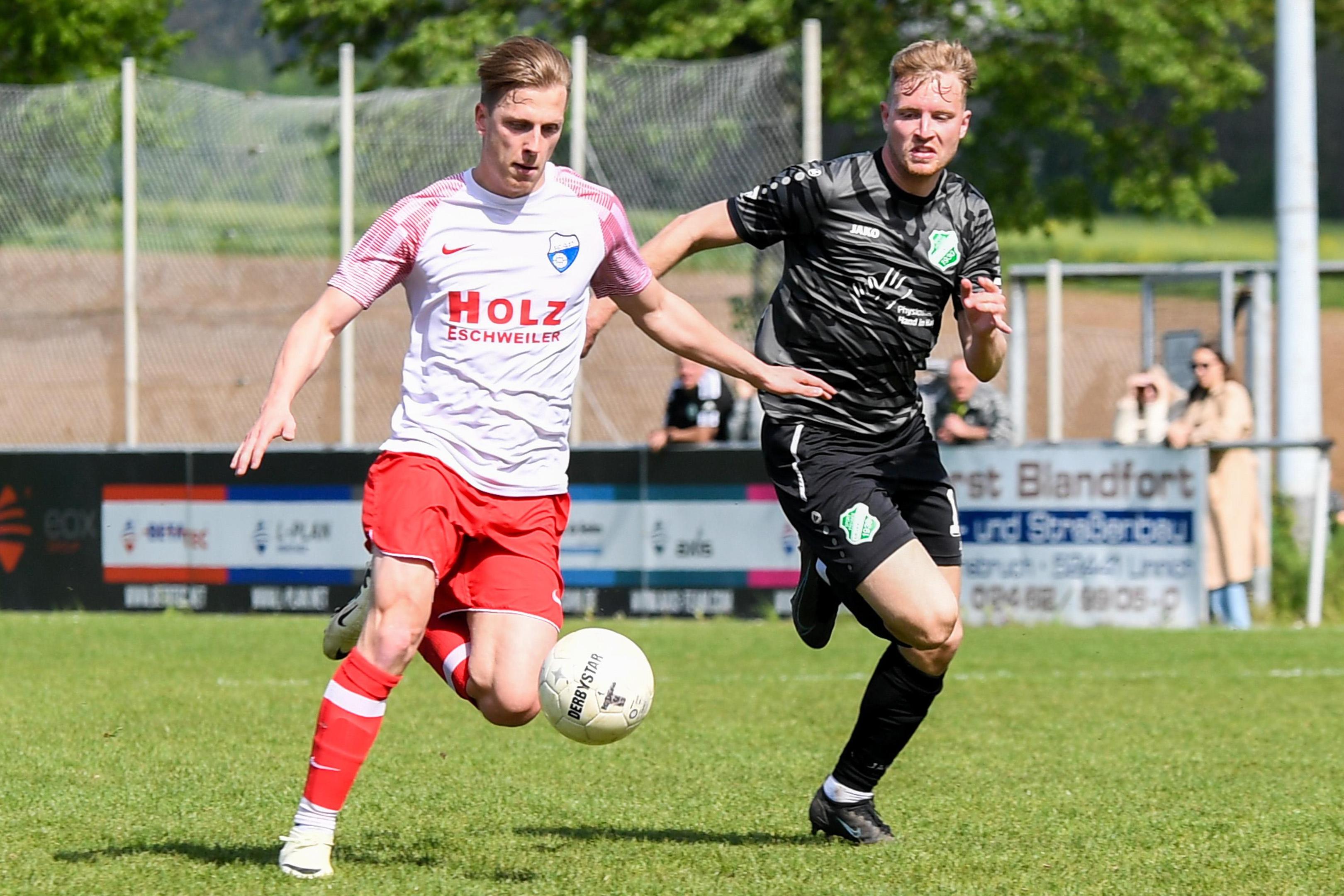 Dynamisch: Liuch-Steinstraß (in Weiß) machte gegen Uevekoven einen weiteren Schritt Richtung Landesliga.