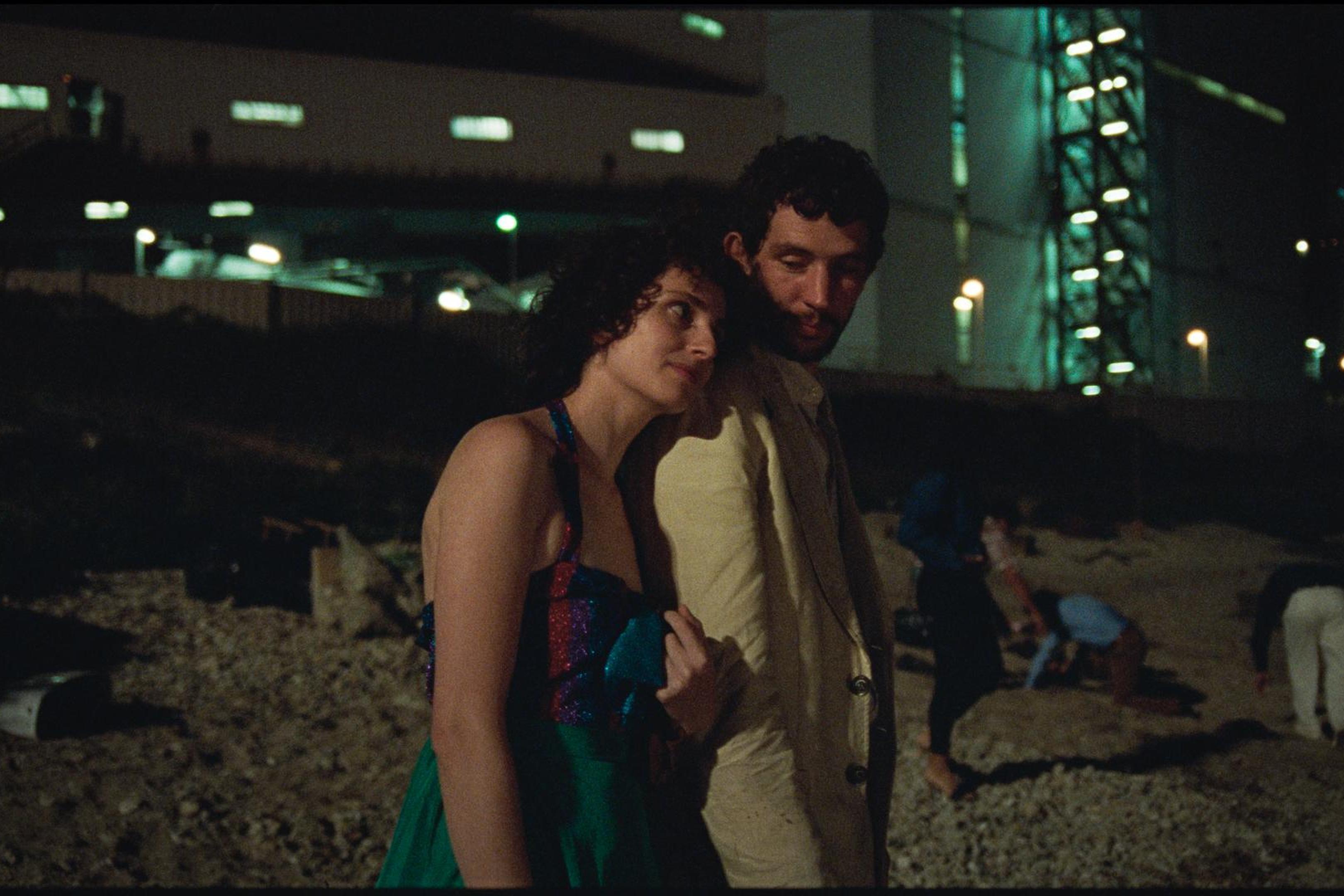 Josh O'Connor an der Seite von Carol Duarte in der italienischen Filmballade "La Chimera". 