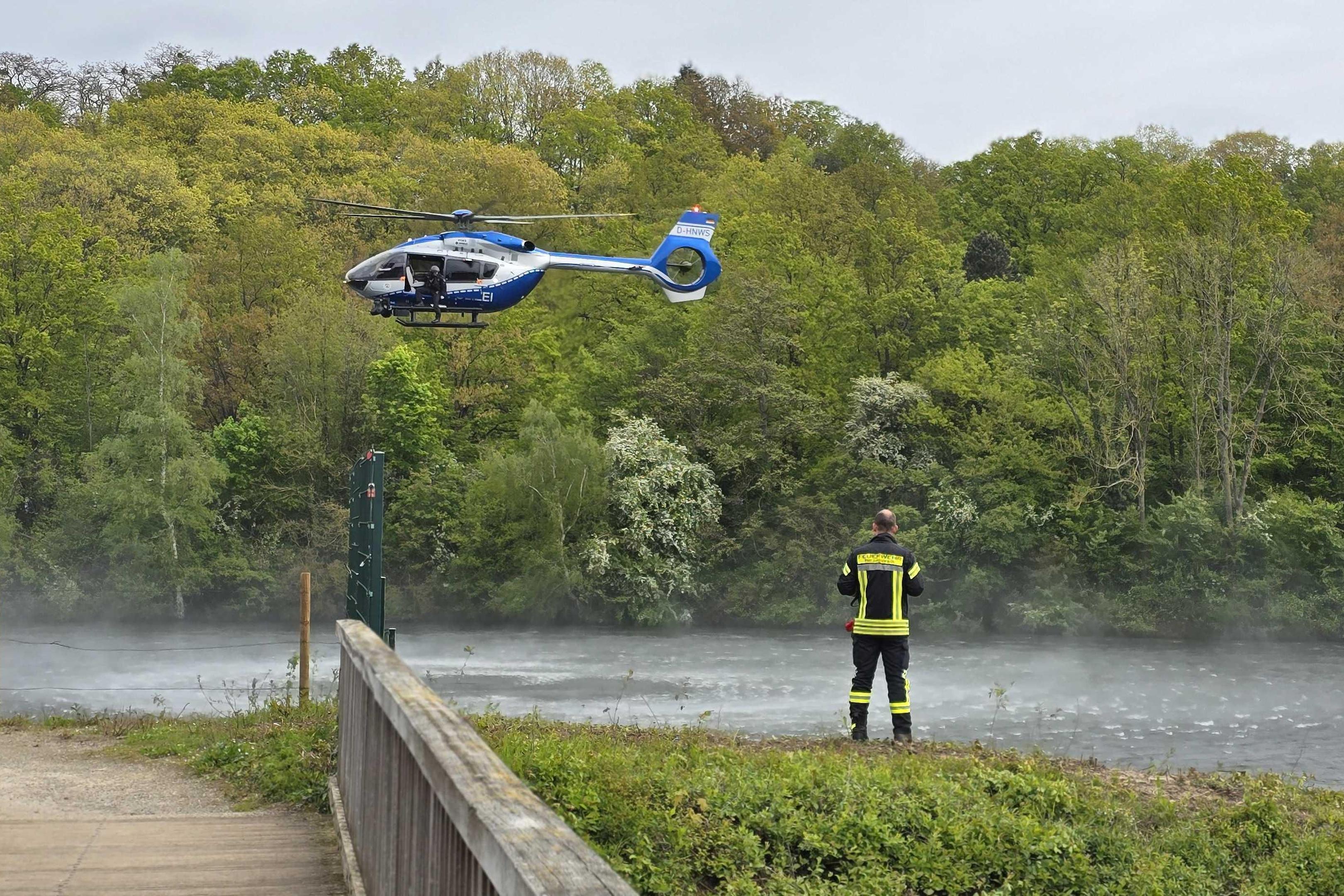 Bei der Suche nach dem Vermissten am Herzogenrather Weiher waren auch zwei Hubschrauber eingesetzt. Der Mann war später tot geborgen worden.