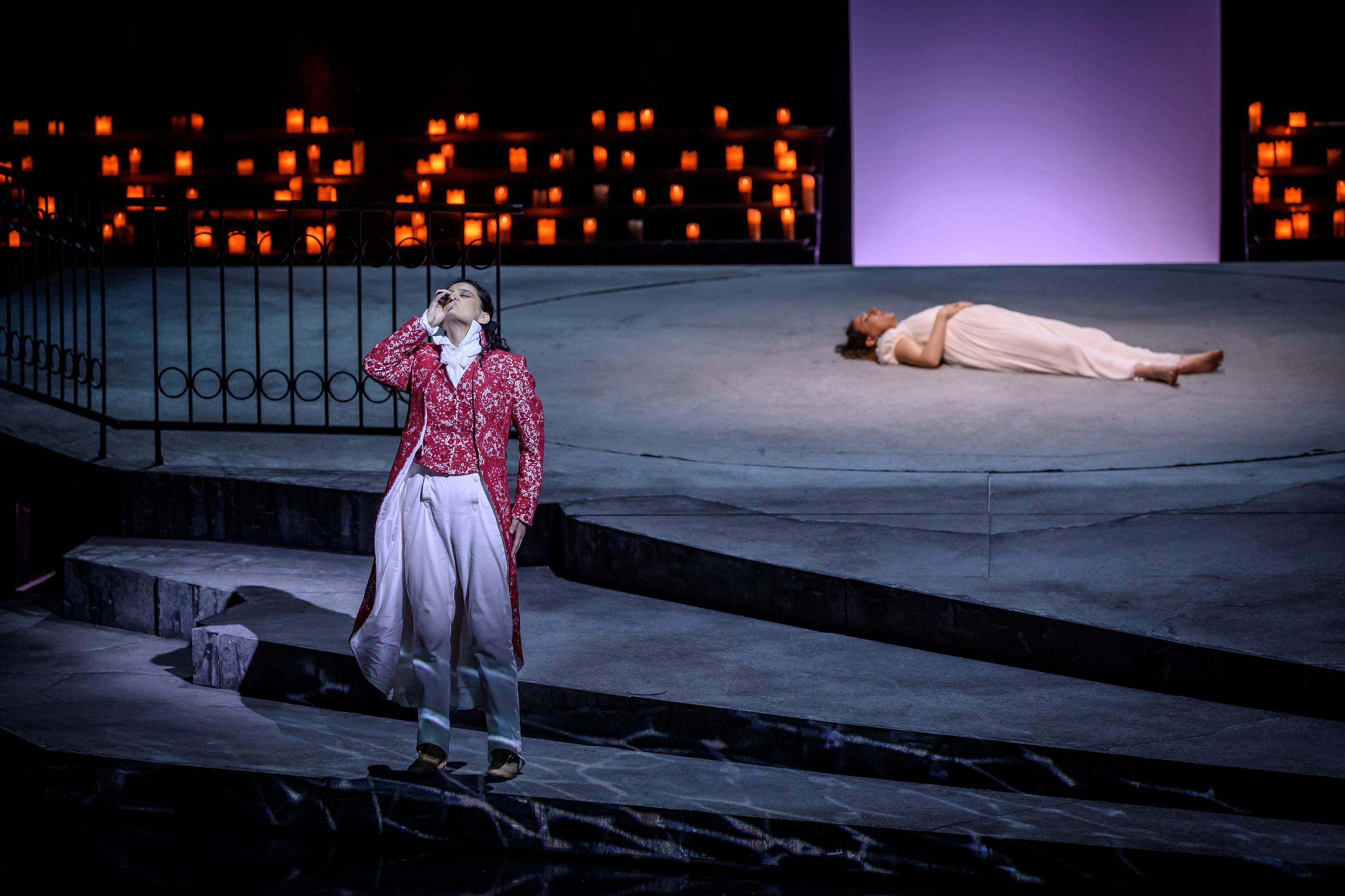Raffaella Lupinacci (Romeo) und Rosa Feola (Giulietta) in der Lütticher Inszenierung der Oper „I Capuleti e i Montecchi“ von Vincenzo Bellini.
