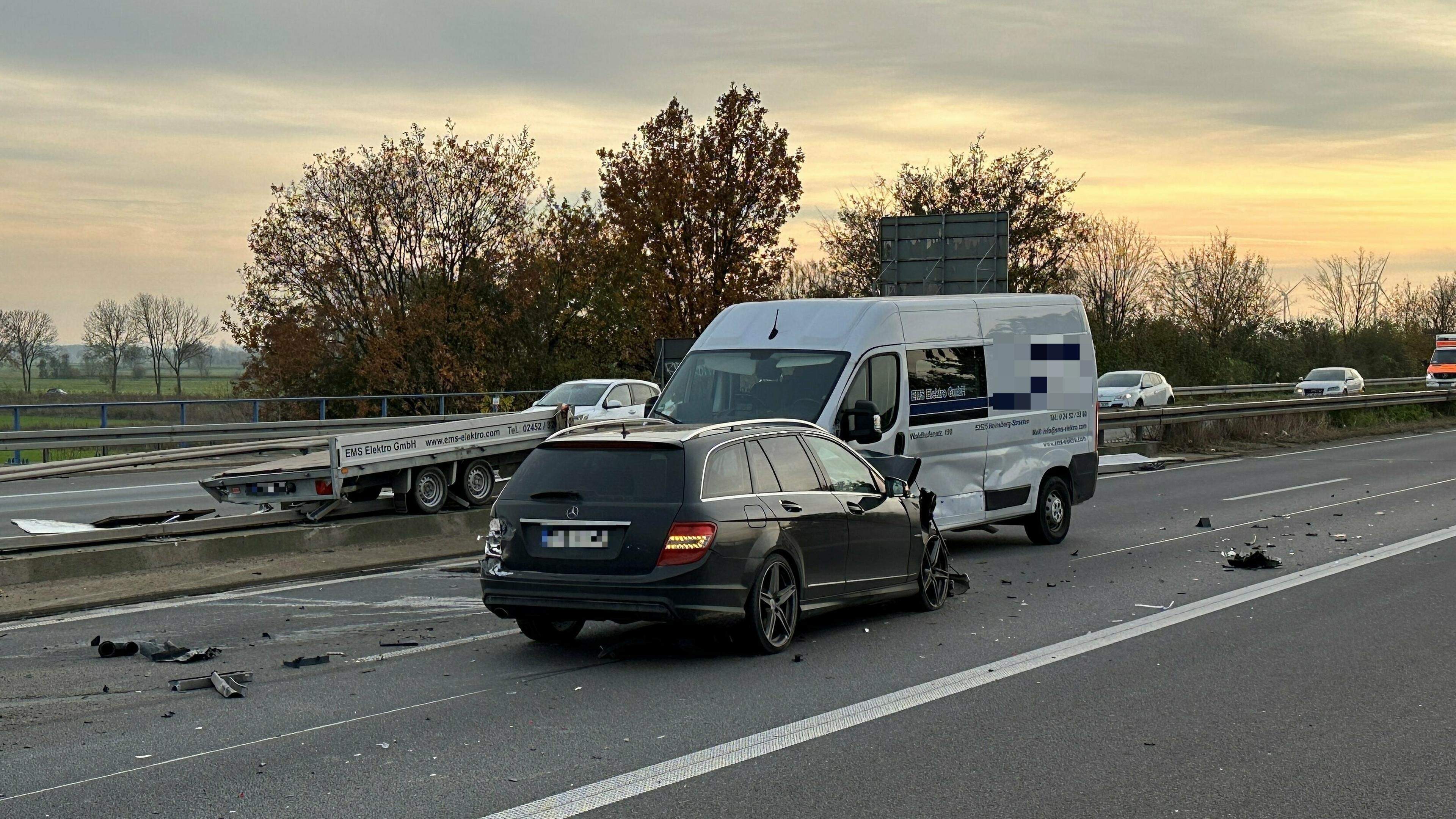 Anhänger Kracht Zwischen Heinsberg Und Hückelhoven In Die ...