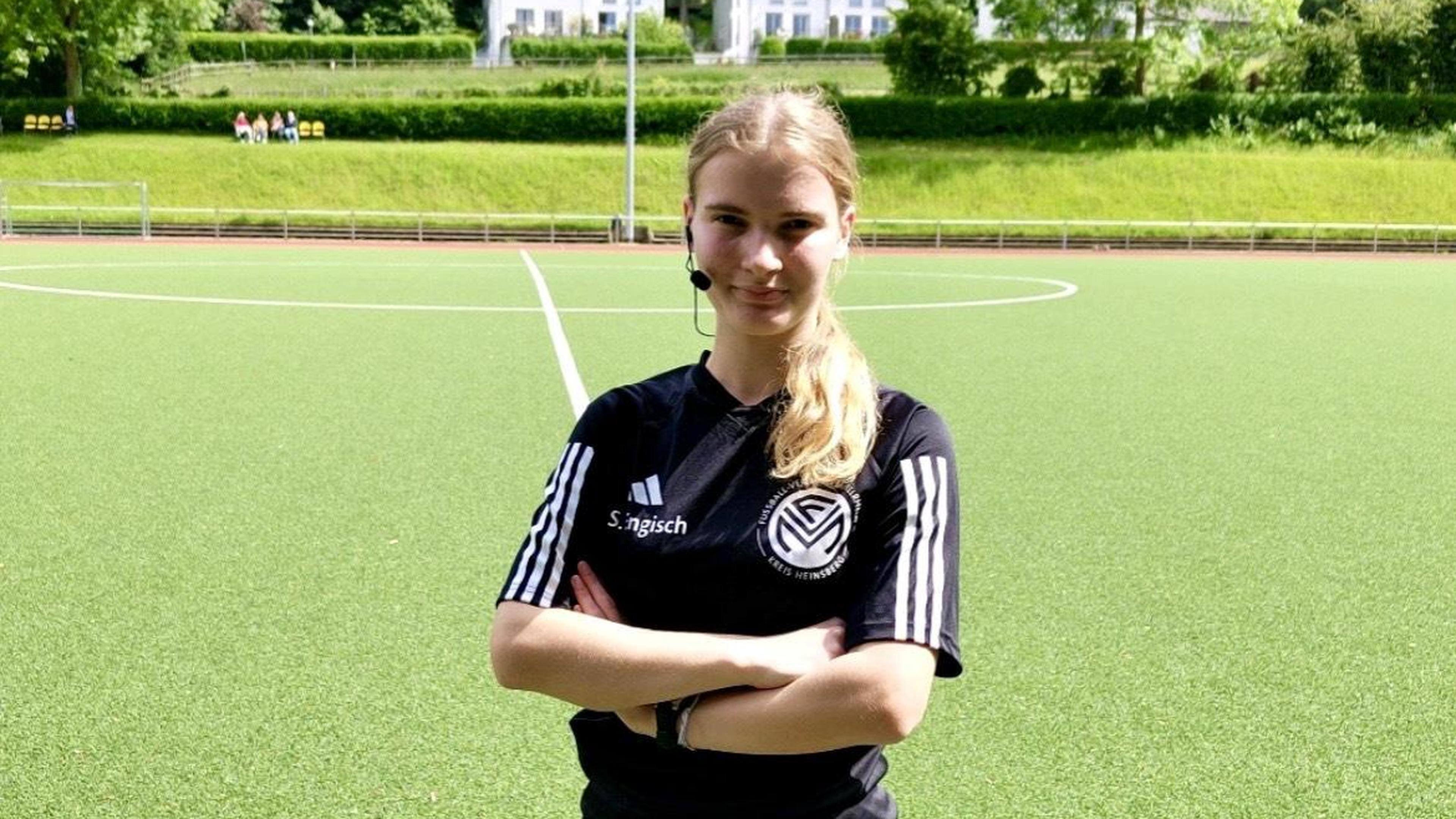 Silja Engisch steht seit zwei Jahren als Schiedsrichterin auf den Fußballplätzen Heinsbergs. Die Schülerin pfeift sowohl für die Herren Kreisliga-B als auch bei den Frauen die Bezirksliga bis hin zum Jugendbereich in der A-Jugend.