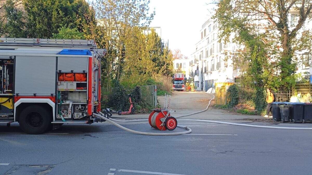 Large plume of smoke after fire at Aachen printing plant, road closures ...