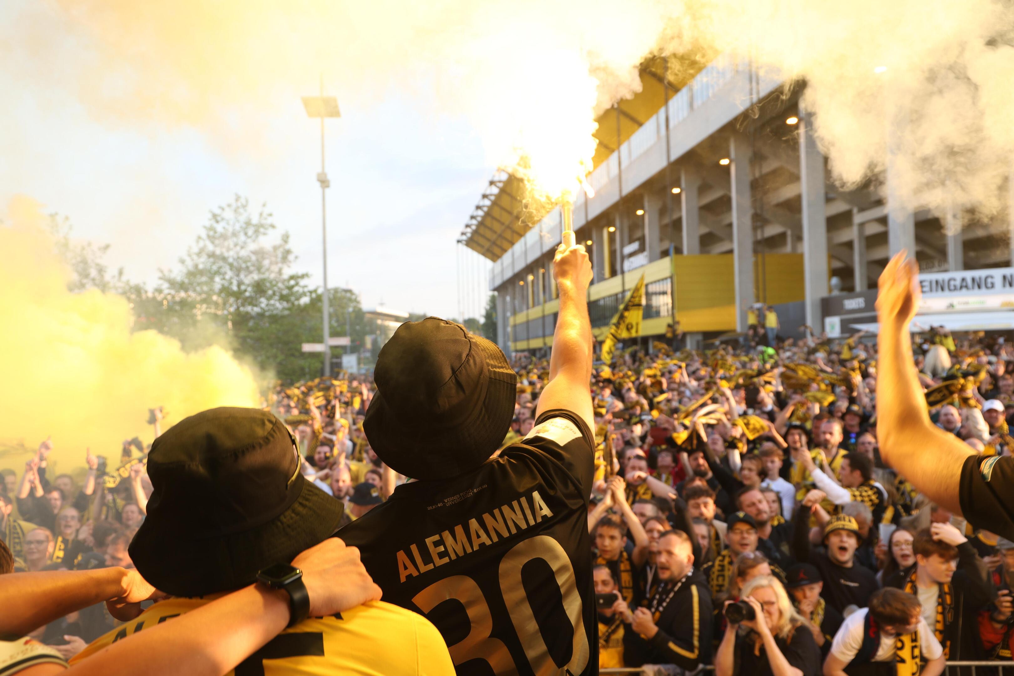 Feuerwerk mit Folgen: Auch Alemannia-Spieler zündeten auf der Bühne am Tivoli Fackeln. Die Polizei spricht von 10.000 Euro Sachschaden.