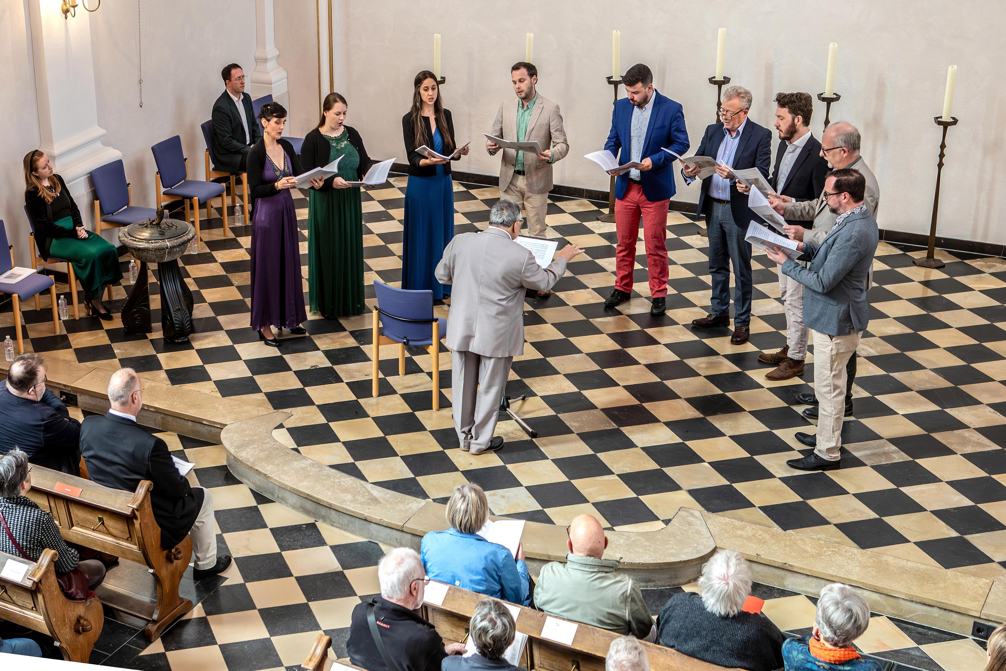 Gesänge in makelloser Perfektion: das „Huelgas Ensemble“ unter Leitung von Paul van Nevel  in der Aachener Annakirche.