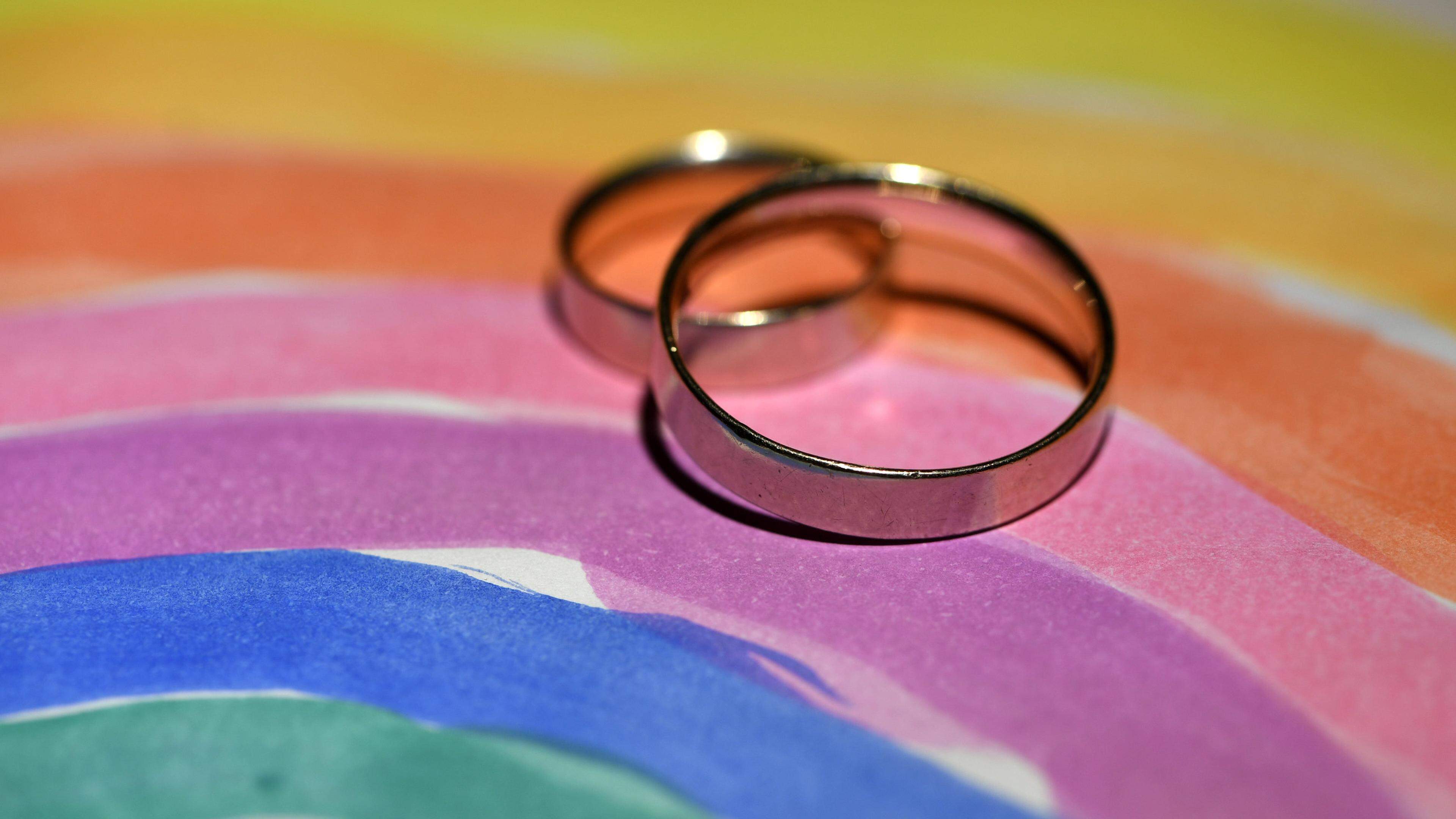 Ein Jahr nach Einführung der sogenannten Ehe für alle hat sich der Ansturm homosexueller Paare auf die Standesämter in Nordrhein-Westfalen etwas gelegt. (Symbolbild)