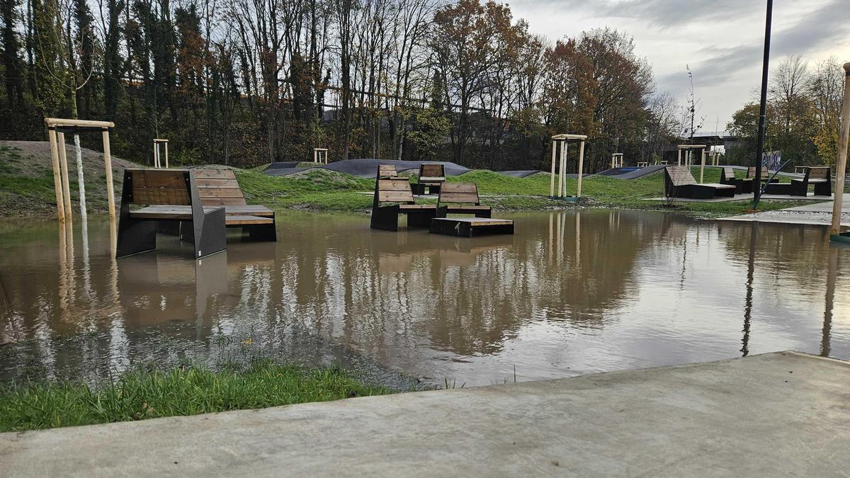 Regen-und-Schnee-verwandeln-Skaterpark-in-Teichlandschaft