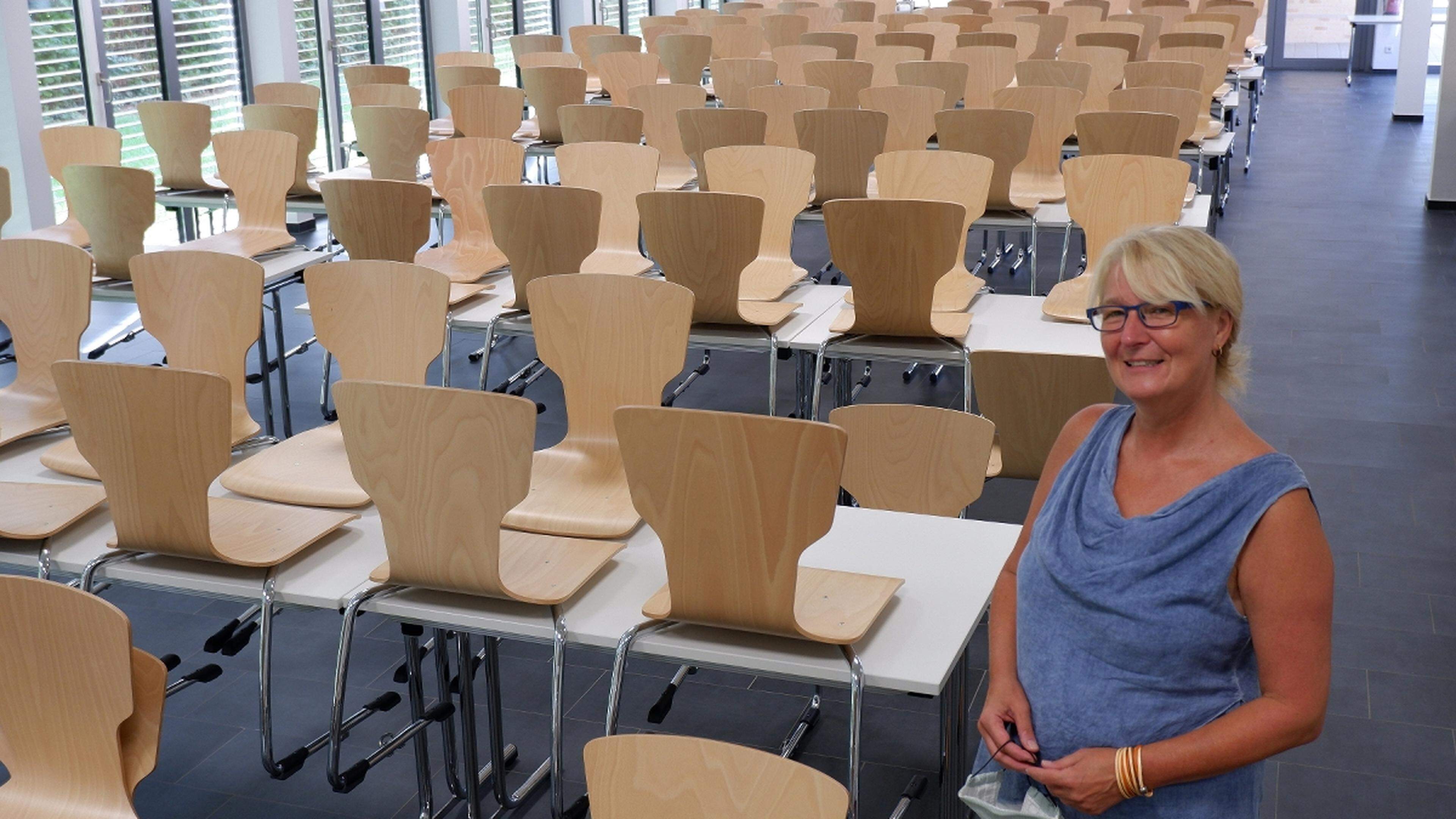 Der Mensaverein Würselen nimmt seine Arbeit wieder auf: Vorsitzende Dagmar Thorand und ihr Team müssen noch viel Vorarbeit leisten. So wird unter anderem noch die Bestuhlung des Speisesaals in der Gesamtschule (Bild) von 240 auf 150 Plätze reduziert, um Abstandsvorgaben einhalten zu können.