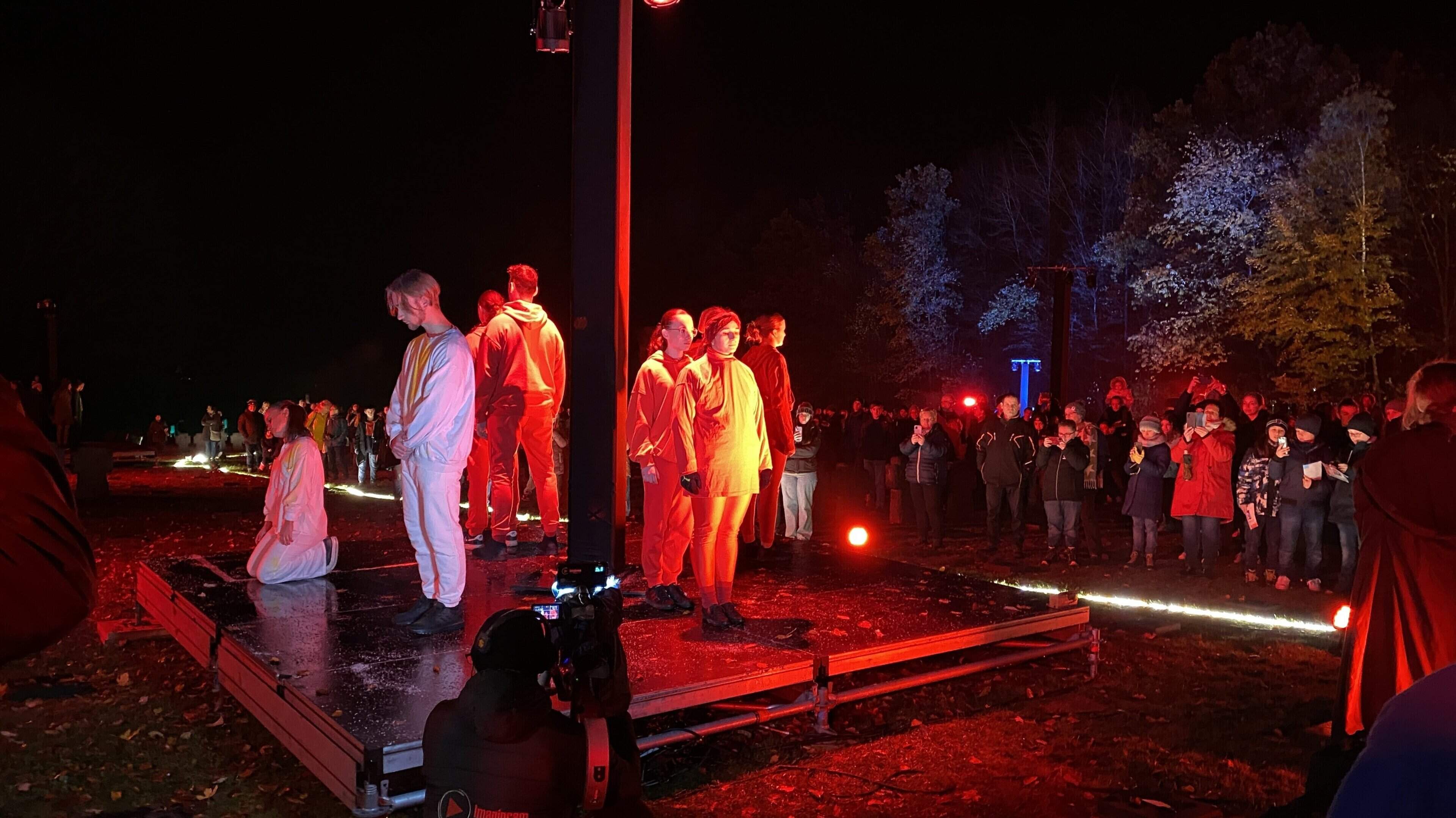 Wegen der winterlichen Witterung mussten die Tanzpodeste sogar mit Salz abgestreut werden, tagsüber drohte die Technik im Regen auszufallen.