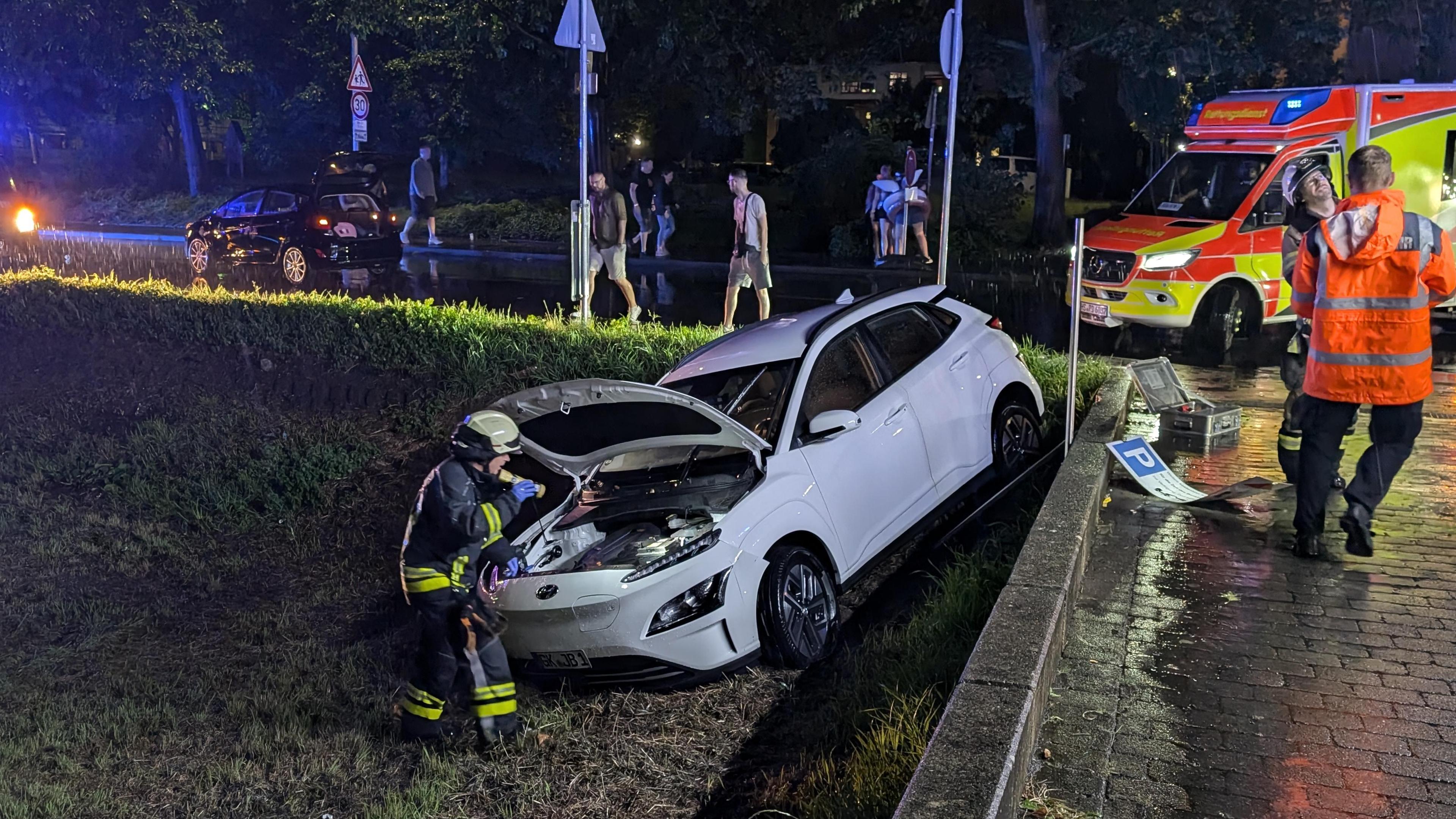 Unfall im Regen: Zwei Pkw sto&szlig;en zusammen