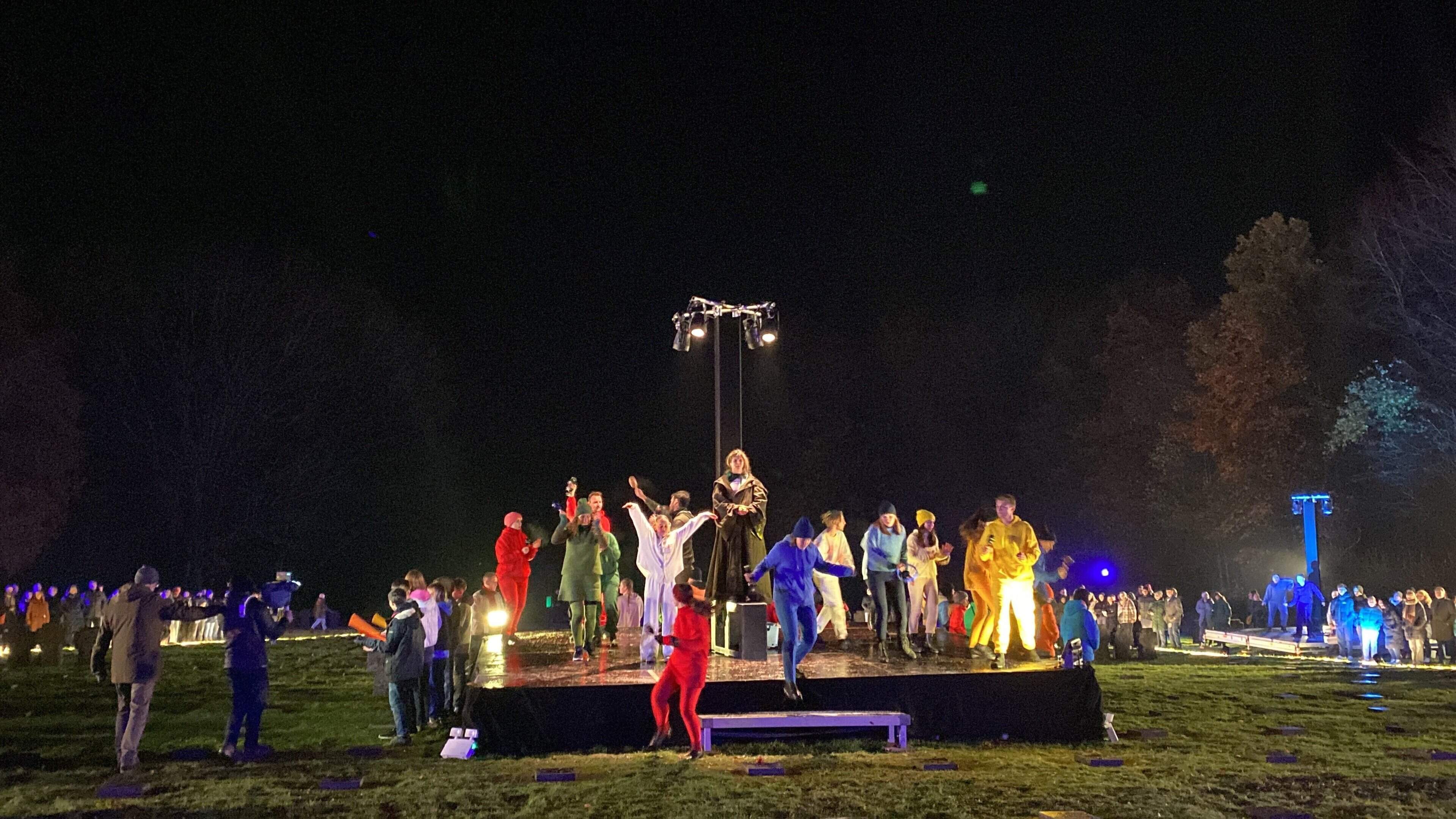 Farbe, Freude, Licht und Leben kehren nach dem Tod des Kriegsfürsten wieder zurück.