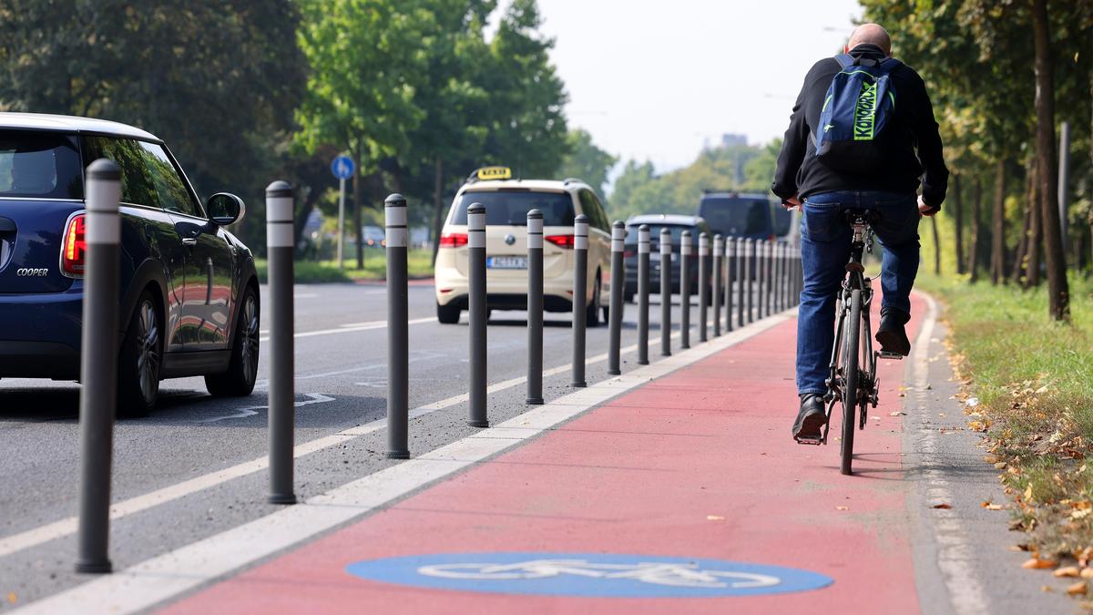 Cycle paths in Aachen: expensive bollards and lots of red paint