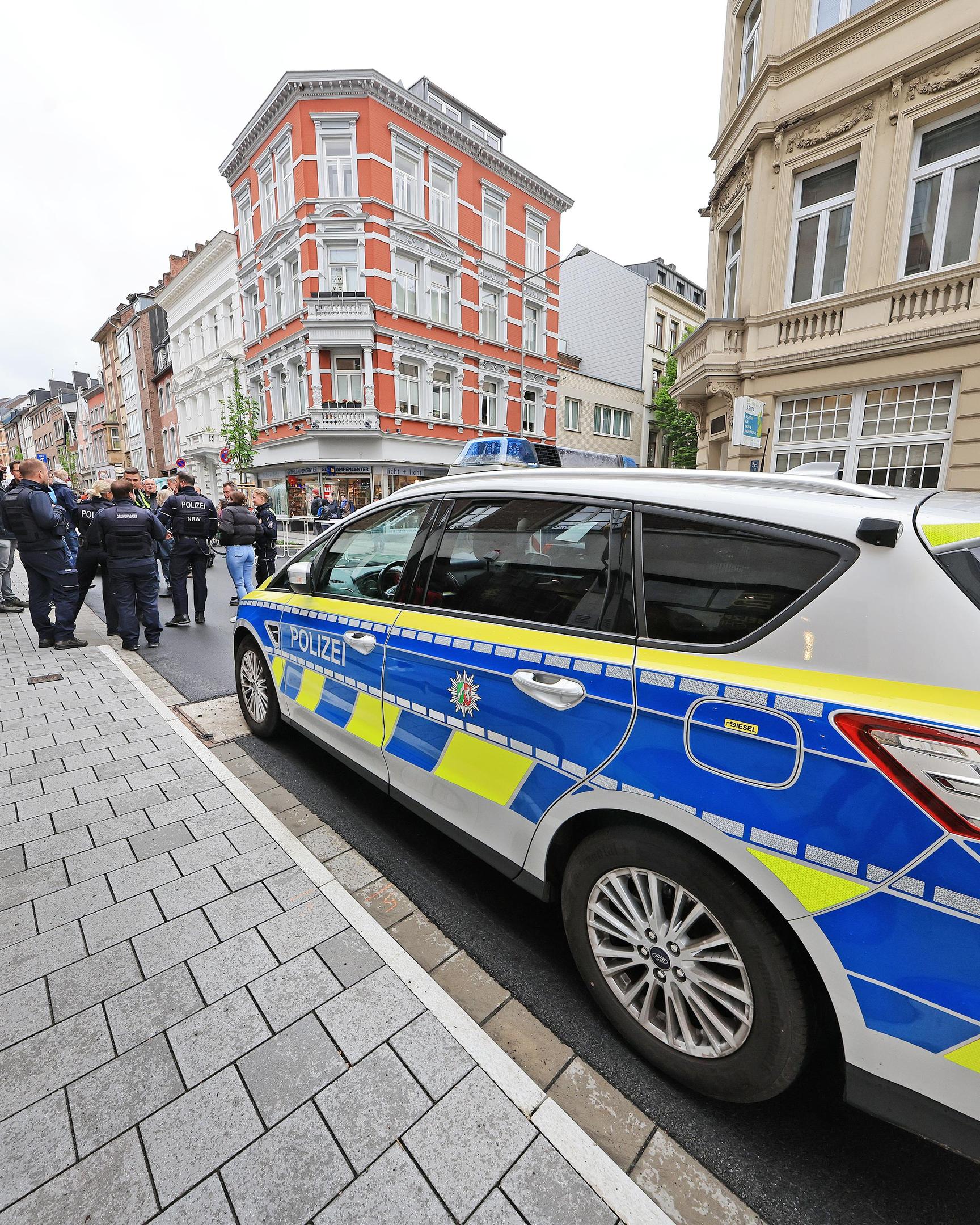 Polizeieinsatz zum Eröffnungsfest: Bürger hatten sich via Notruf über das Verkehrschaos auf der Jakobstraße beschwert.