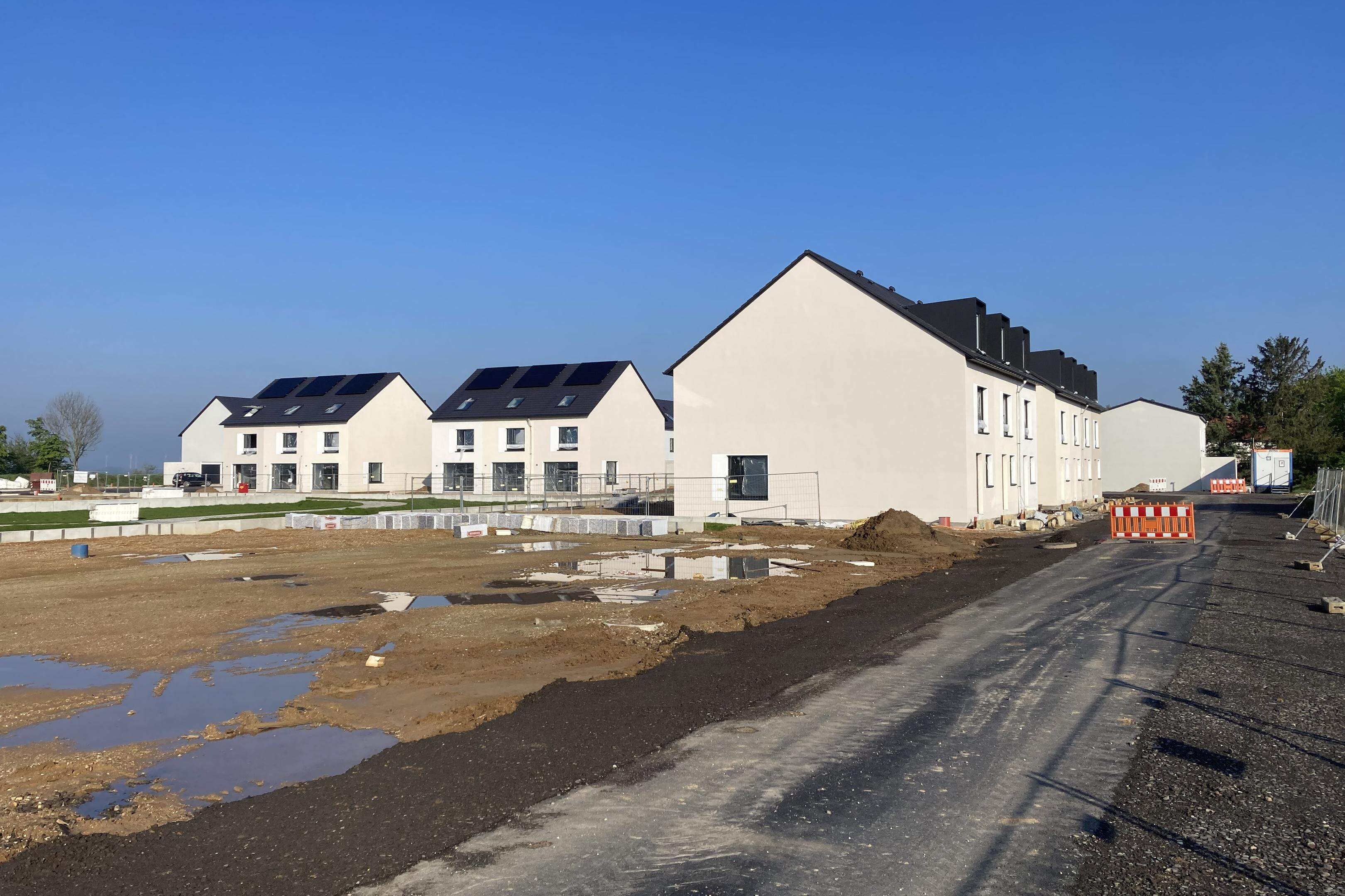 29 Reiheneinfamilienhäuser sind im Baugebiet Schneiderstraße an der Merscher Höhe errichtet und bis Ende des Jahres bezugsfertig. Bei entsprechender Nachfrage sollen insgesamt 92 Einheiten gebaut werden.
