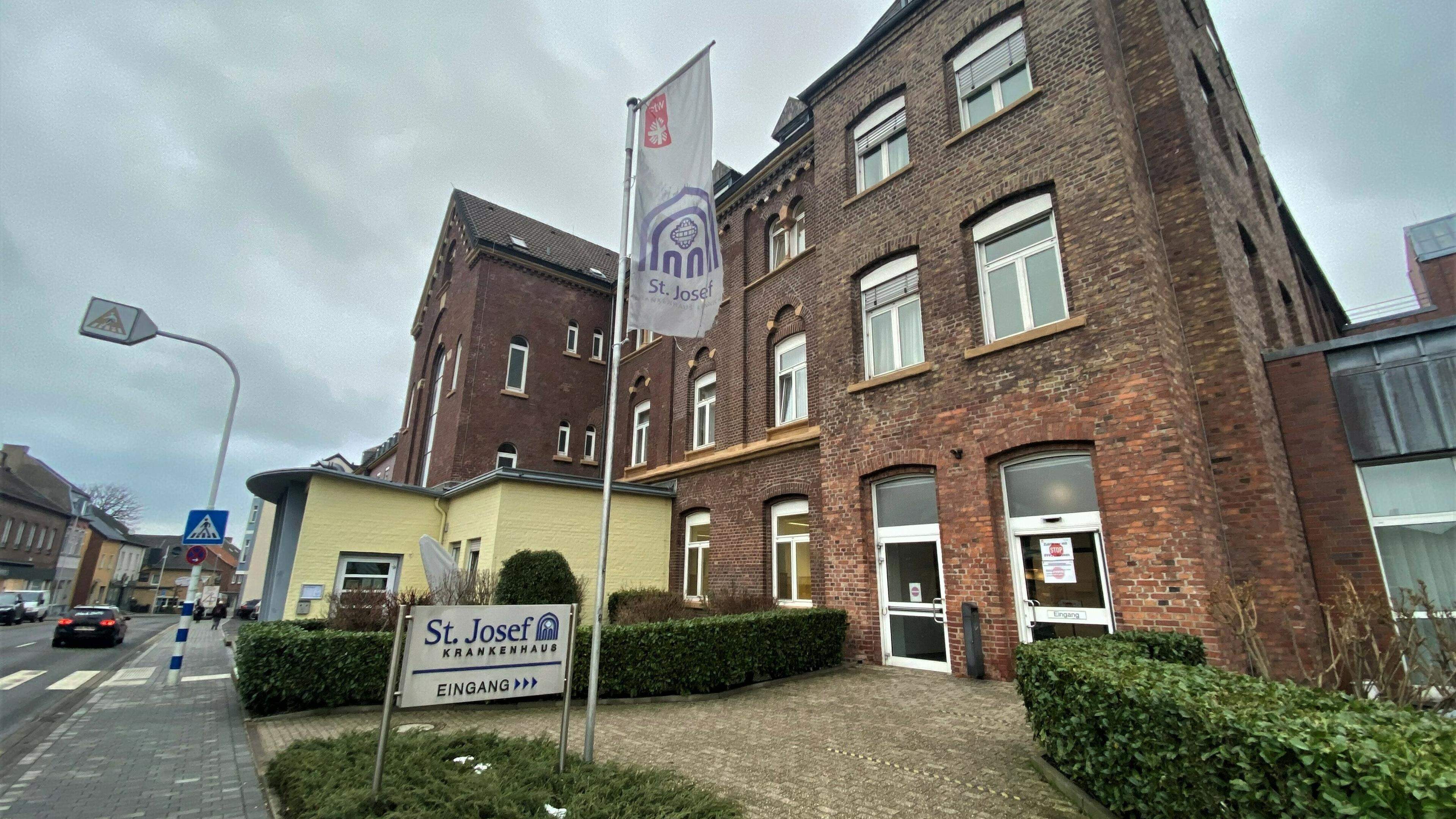 Das Linnicher St.-Josef-Krankenhaus ist im Rahmen des Sanierungsverfahrens der Nordkreis-Kliniken geschlossen worden. Die Stadt hatte rechtliche Schritte gegen die Schließung geprüft, strengt aber keine Klage an und bezeichnet das Verfahren als rechtskonform.